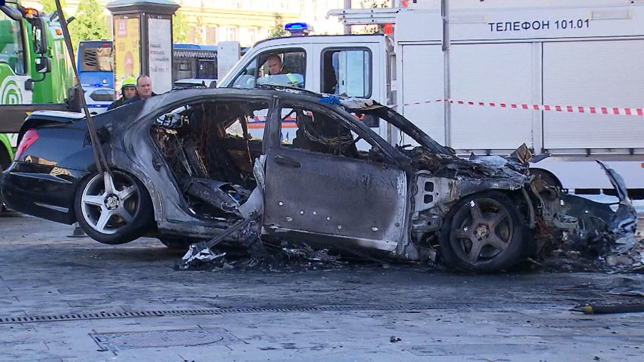 В Москве Mercedes въехал на огромной скорости в стену жилого дома