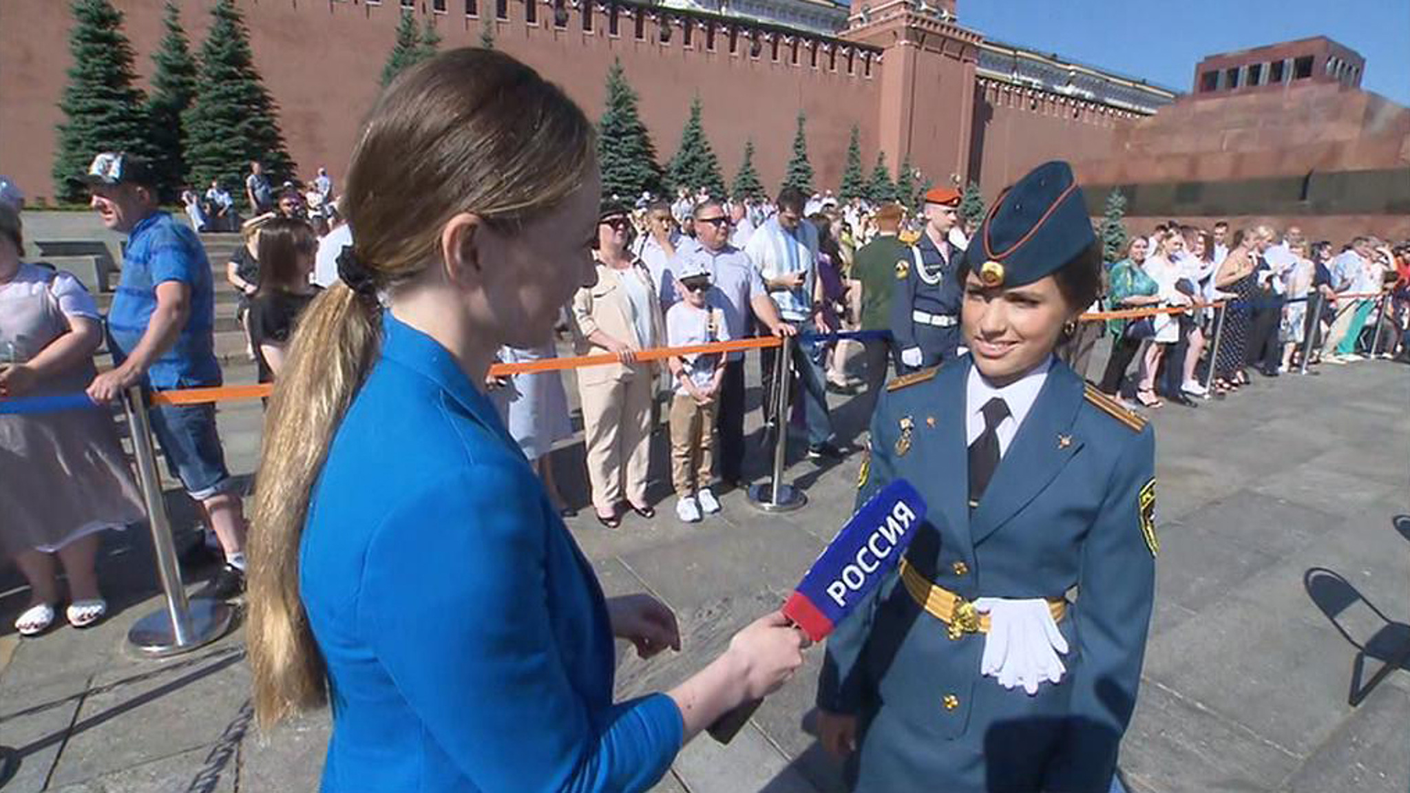 Выпускники МЧС получили дипломы на Красной площади