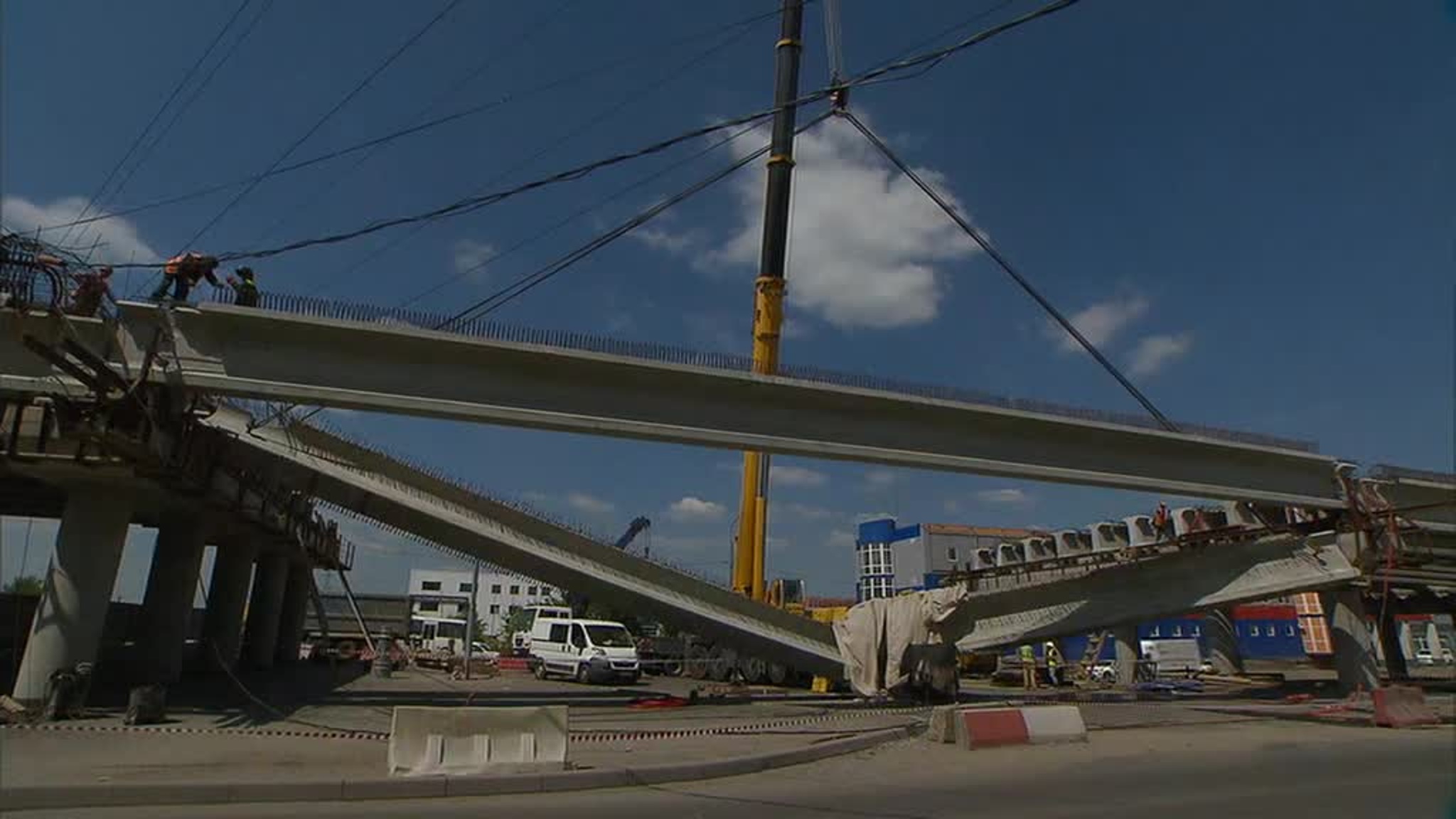 Часть строящегося моста обрушилась на Симферопольском шоссе