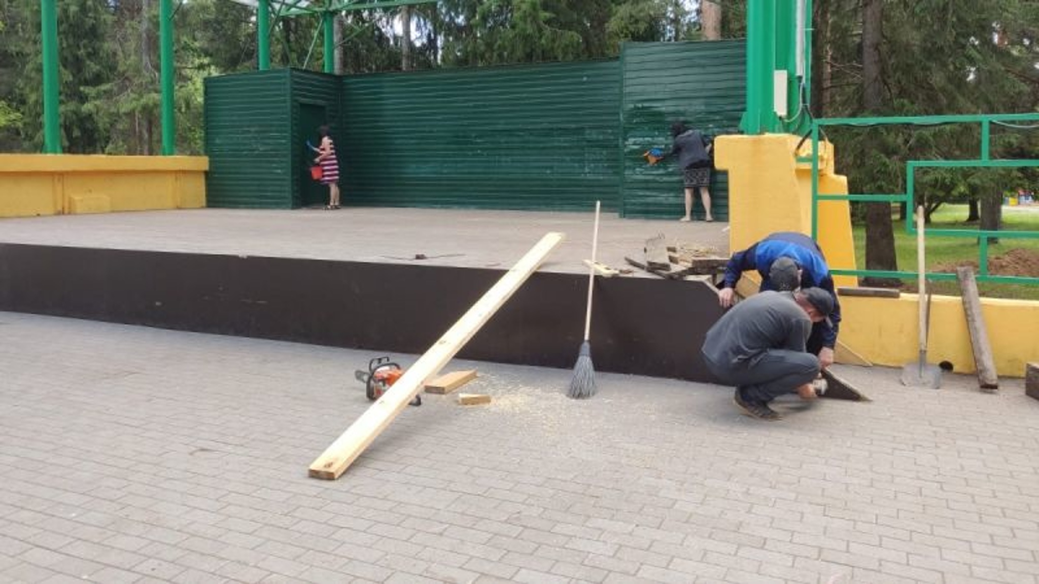 В Нововятском парке вандалы испортили сцену