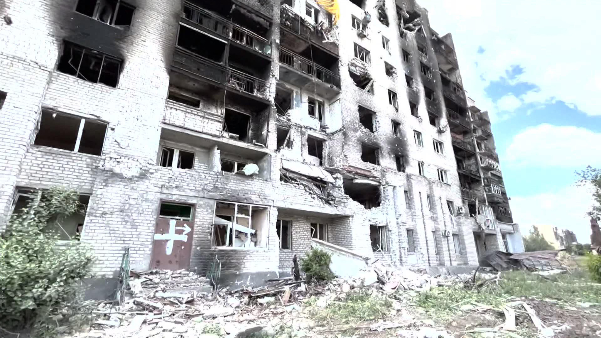 Кадры с передовой: в Попасной закрывали окна мебелью и матрасами