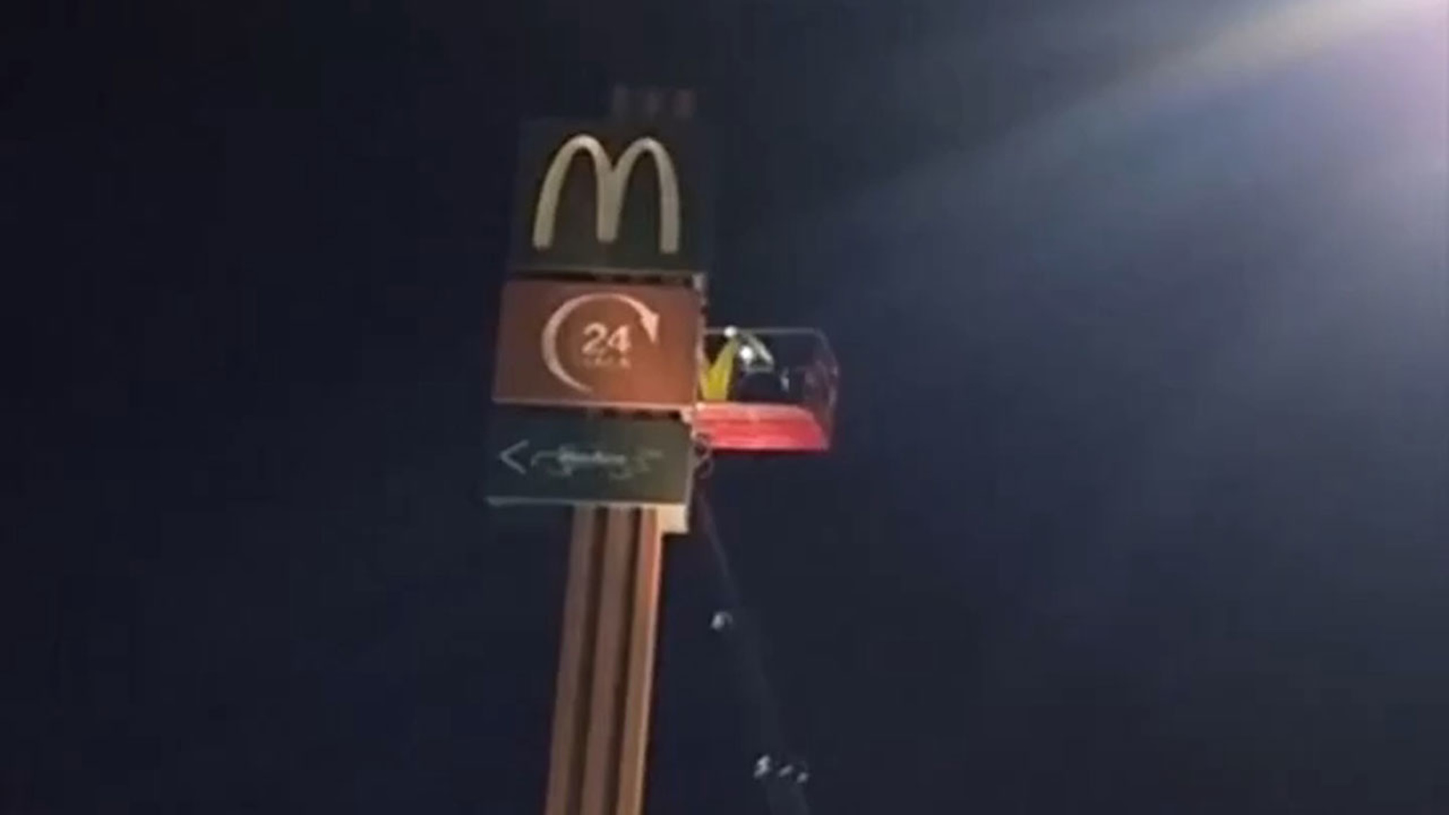 Вывеску McDonald’s под песню "Гудбай, Америка" сняли в Белгороде