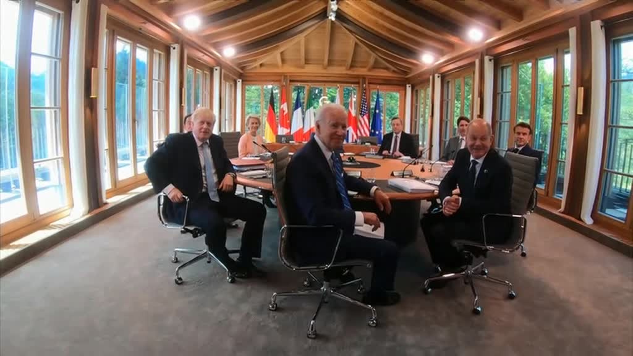 Обнаженная грудь назло России: чем удивил саммит G7