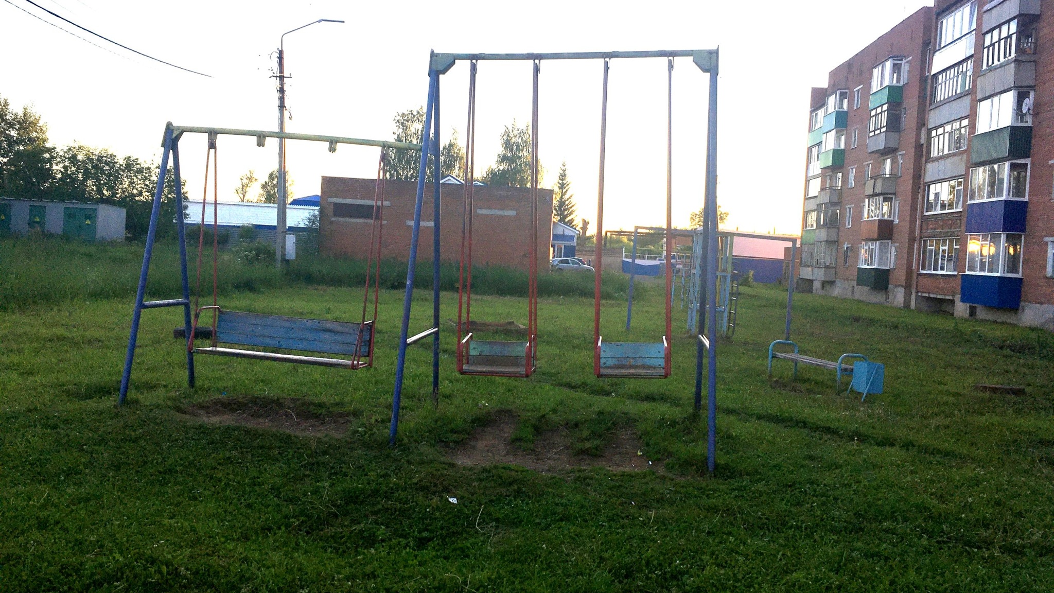 В Глазове 9-летняя девочка попала в больницу после удара качелью на детской площадке