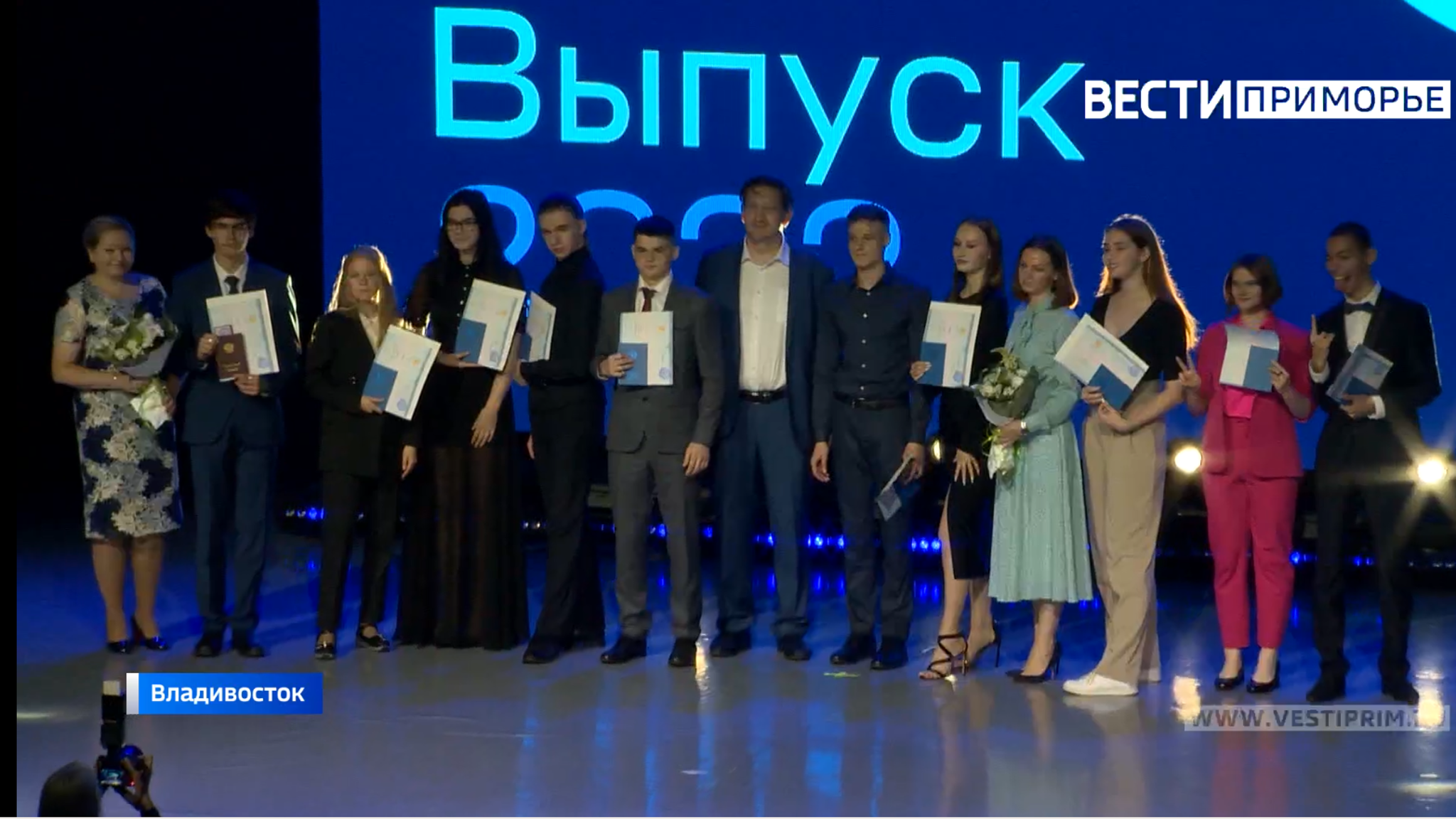 Школьникам ДВФУ торжественно вручили аттестаты о среднем образовании и золотые медали