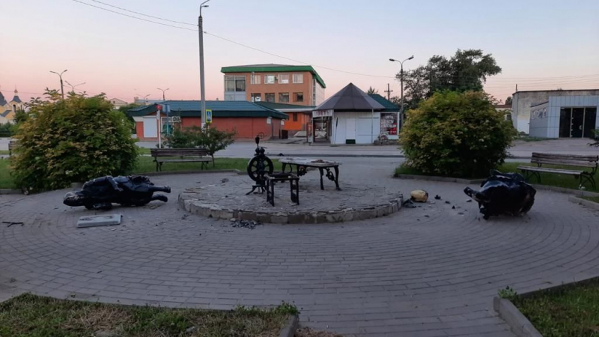 В Волгоградской области разгромили скульптуру пуховязальщицам