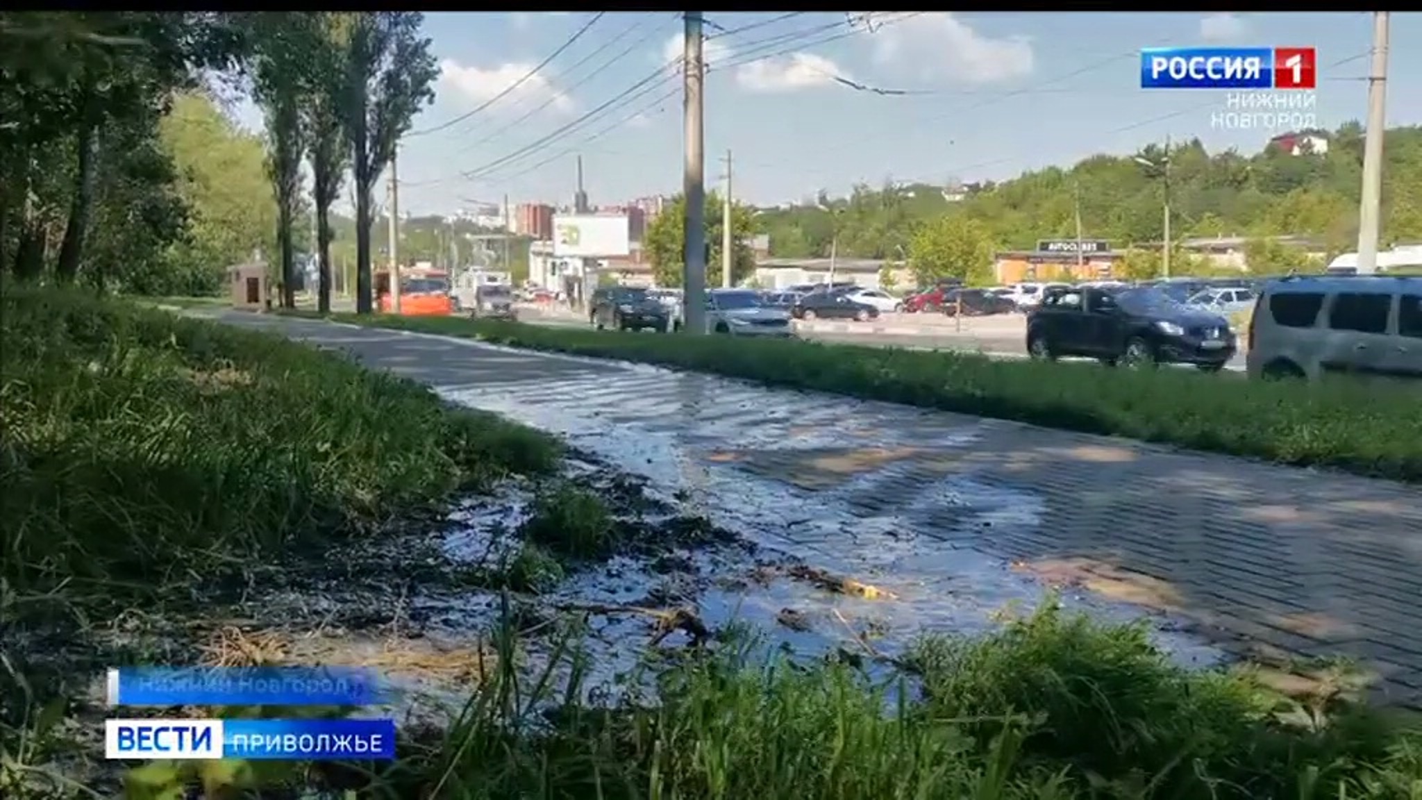 Канализационную трубу прорвало на улице Бринского в Нижнем Новгороде