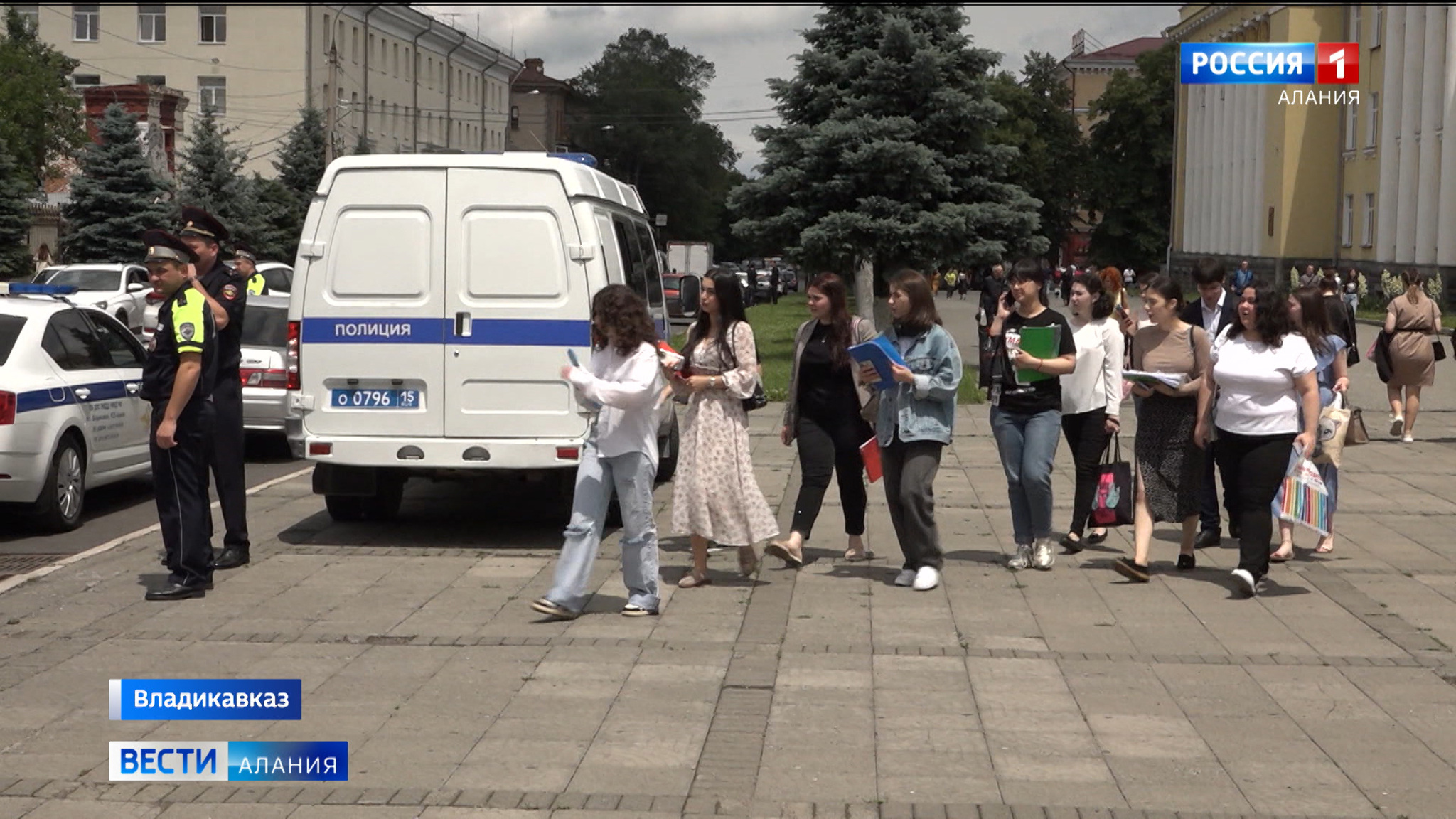 Во Владикавказе кинологи обследовали территории СОГУ и РДКБ после звонка о минировании