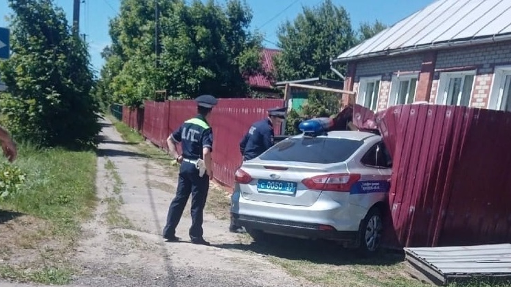 Во Владимирской области в деревне Чудиново машина ГИБДД врезалась в забор