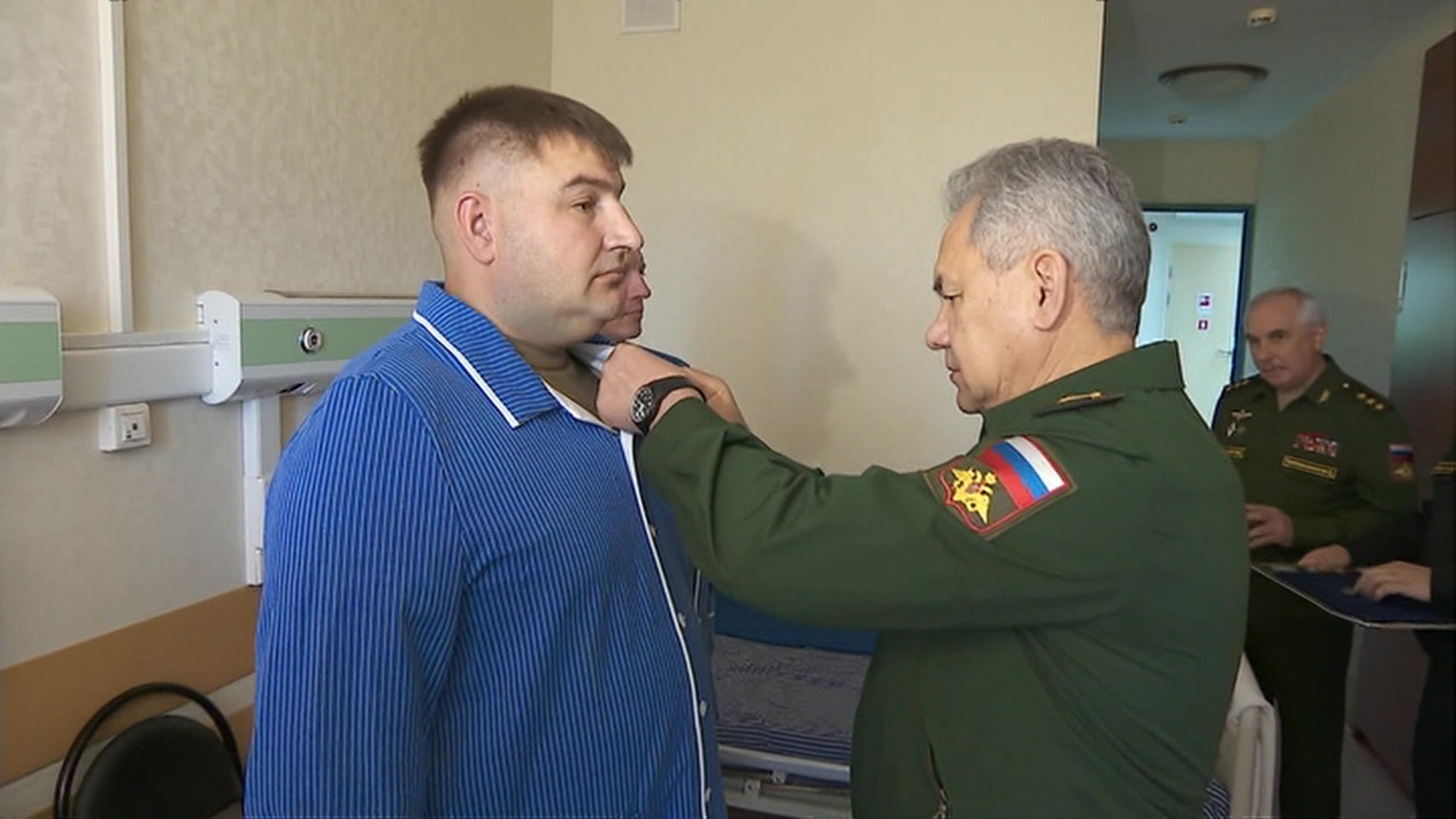 Отличились на спецоперации: Шойгу вручил высшие госнаграды военным