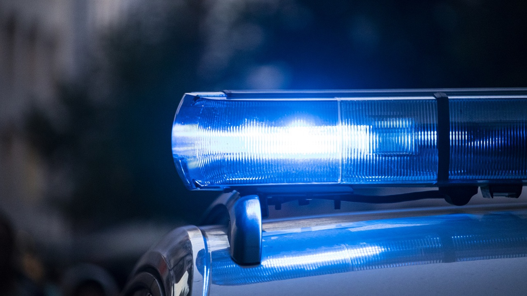 Под Саратовом автомобиль съехал в водный канал, погибли женщина и двое детей