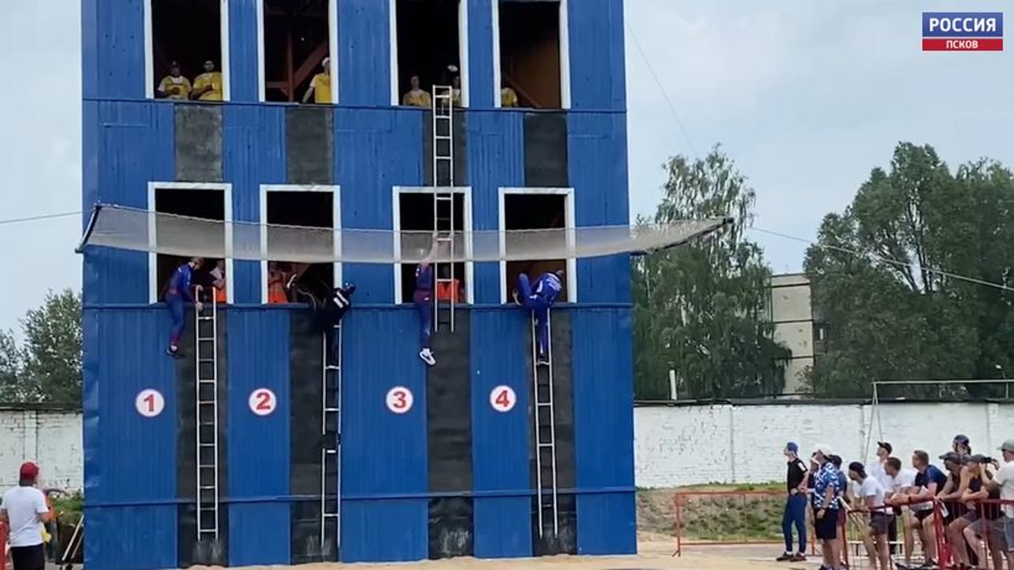Подъем по штурмовой лестнице, полоса препятствий и эстафета. "Вести" побывали на соревнованиях по пожарно-спасательному спорту