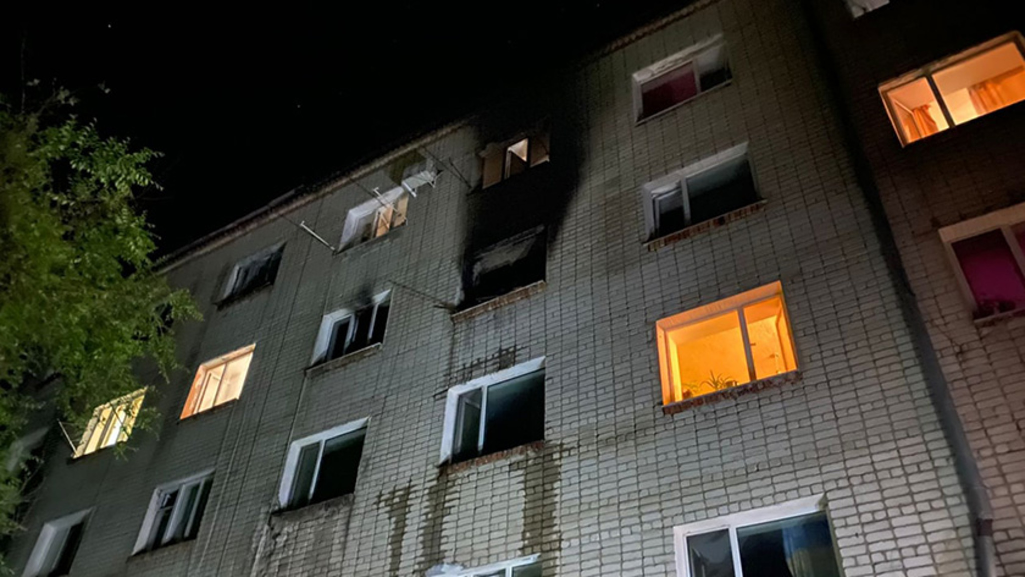 Семь человек эвакуировали огнеборцы из-за пожара в райчихинской пятиэтажке