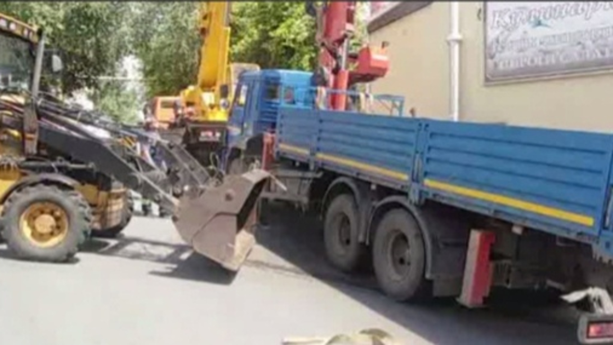 В Ленинском районе на улице Одесской манипулятор повредил здание