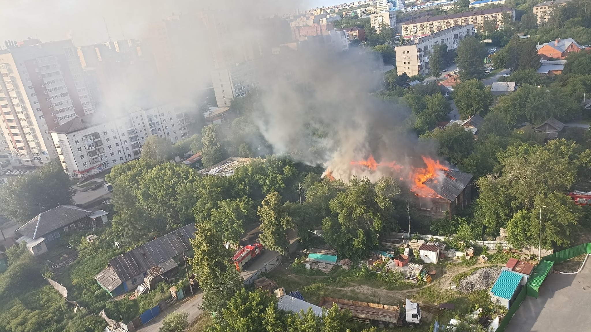 Пожар в аварийном двухэтажном доме в центре Тюмени потушили за полтора часа