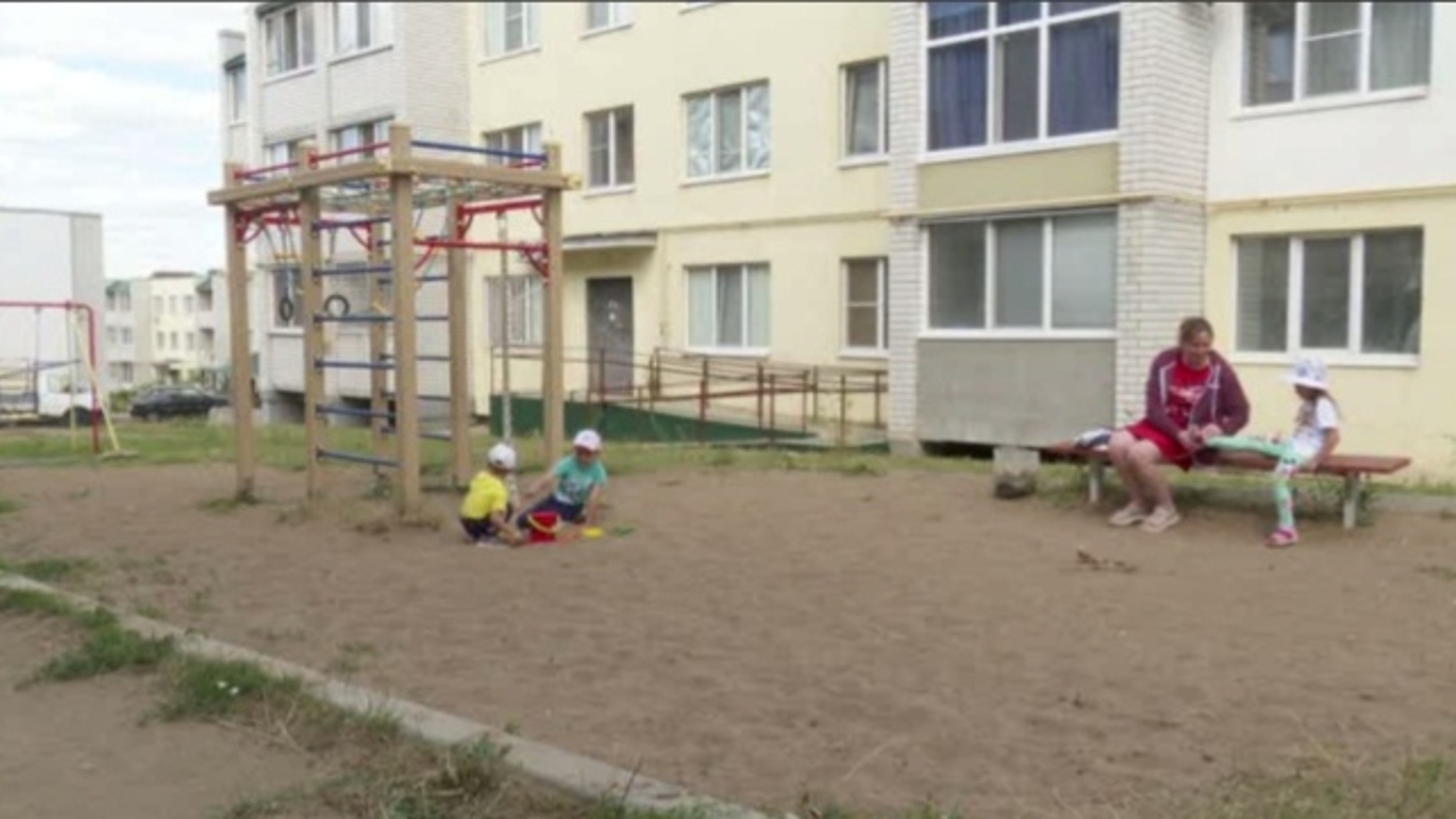 Детскую площадку в Волжском районе приведут в порядок до конца следующей недели