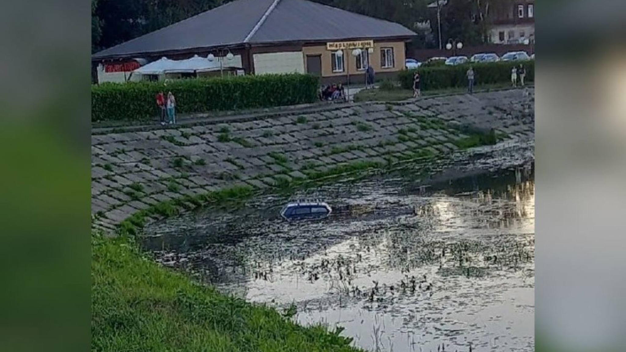 В Александрове водителя автомобиля спасали из реки