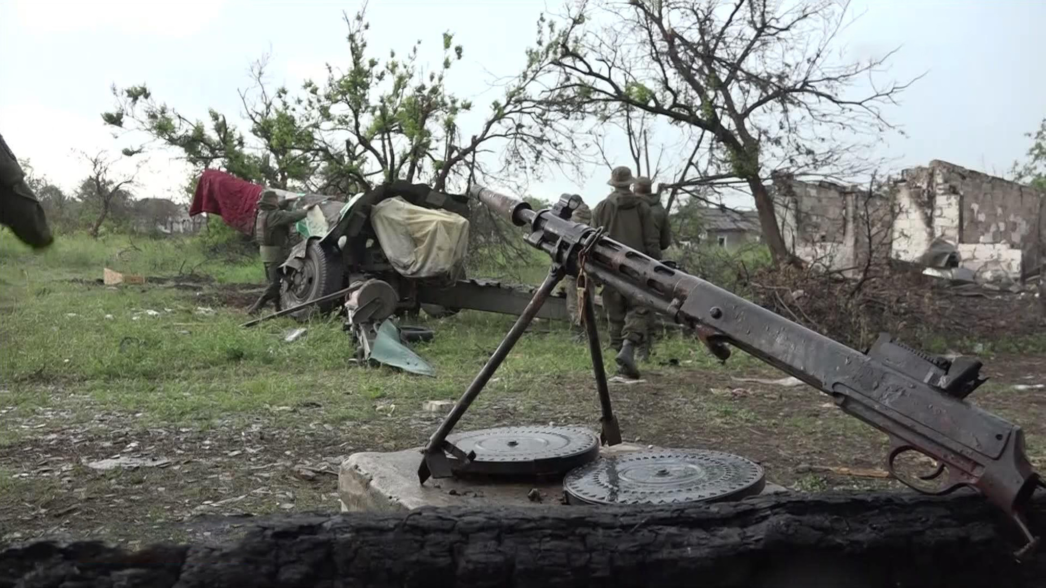Украинские военные стреляют из антикварных пулеметов
