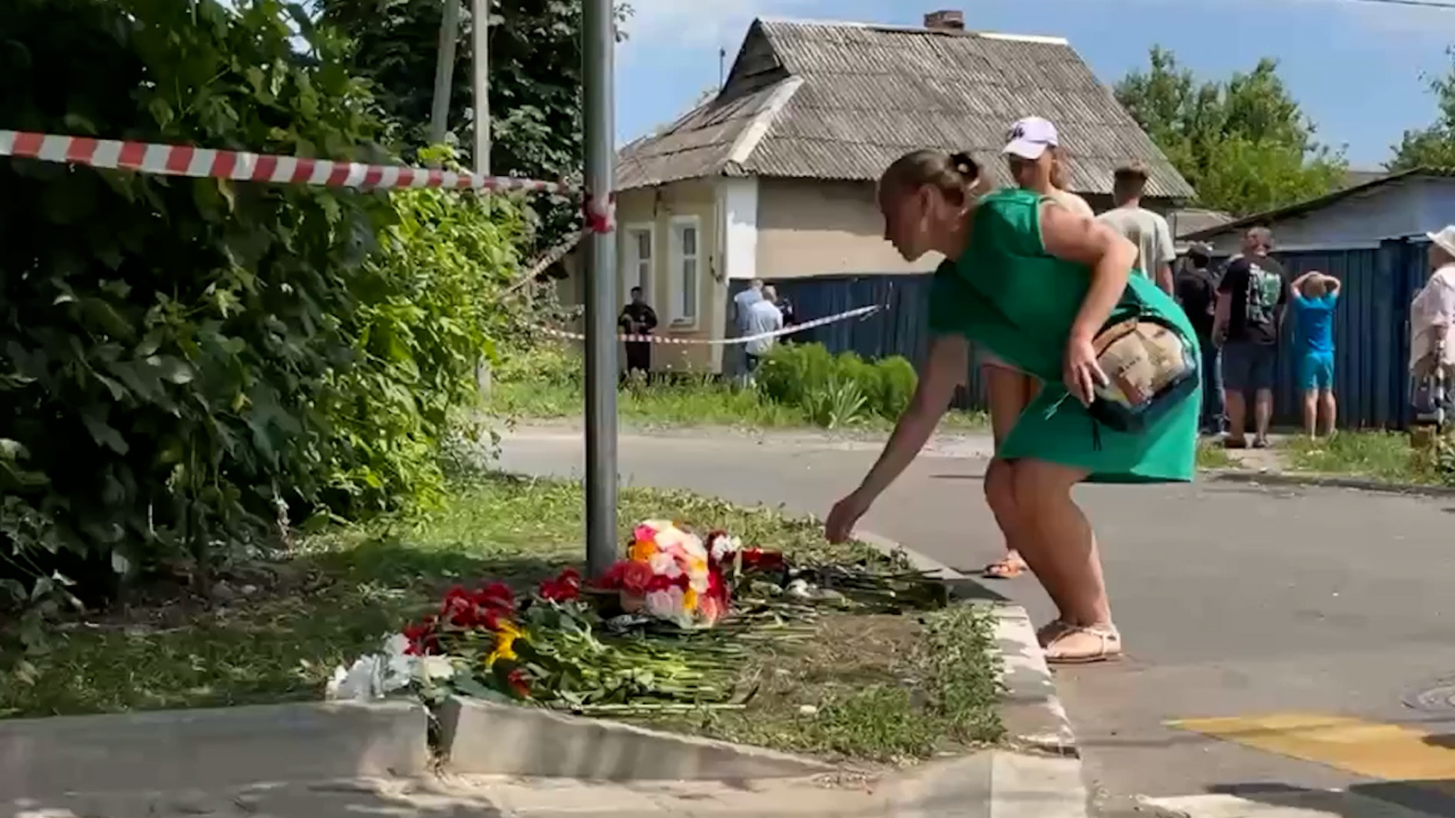 Белгородцы несут цветы к стихийному мемориалу в память о жертвах обстрела