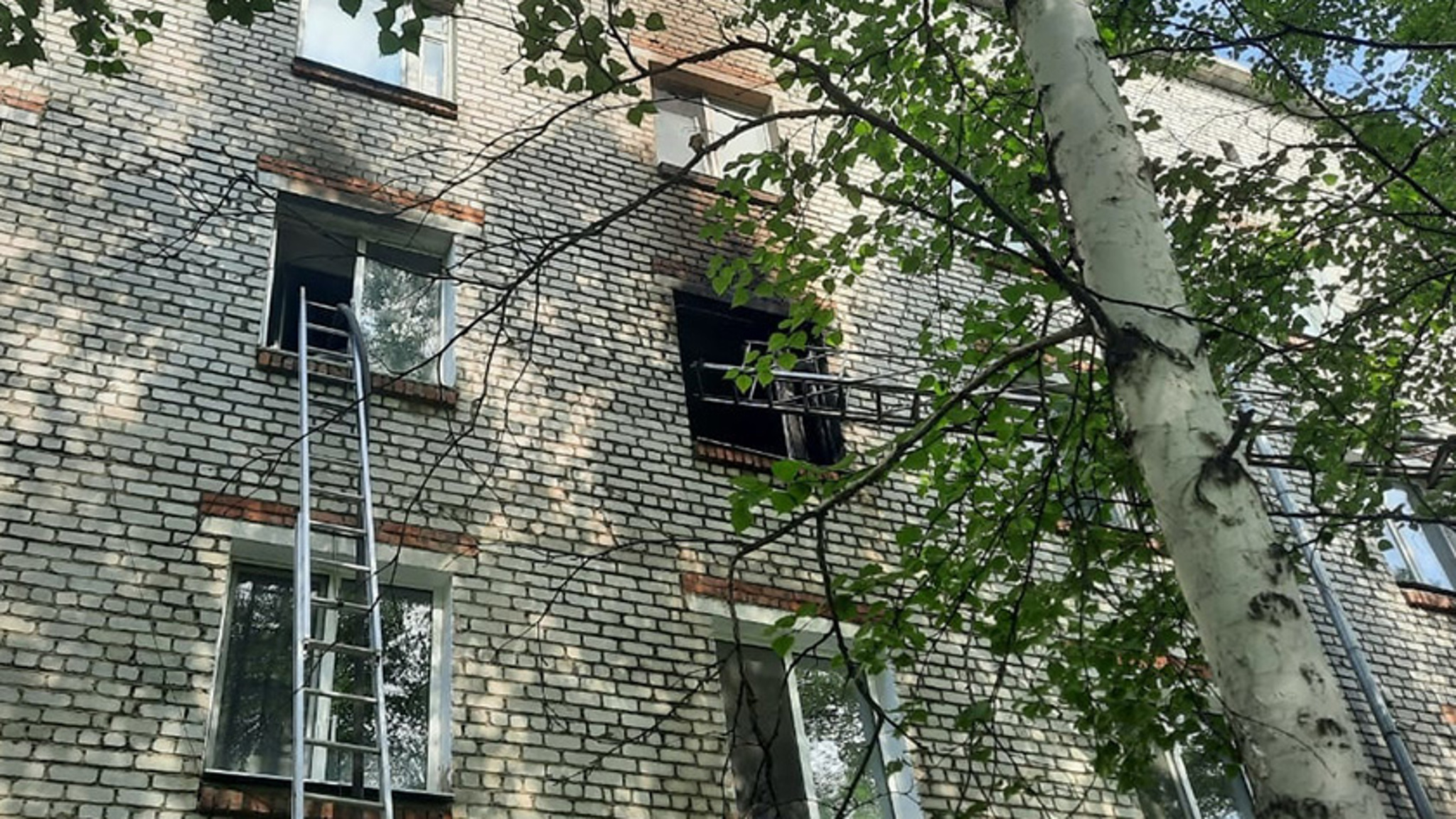 Больше трех десятков человек эвакуировали при пожаре в тындинском МКД