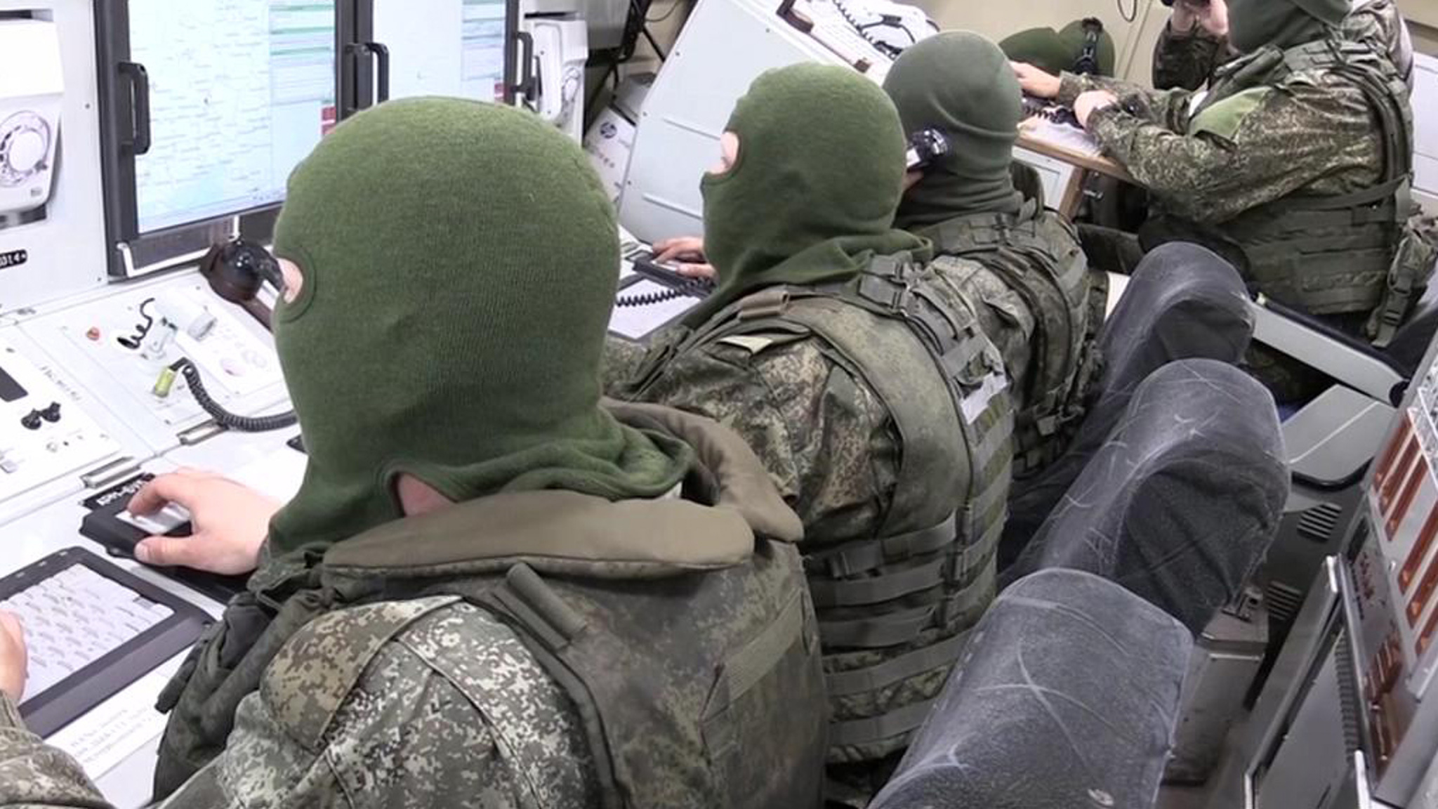 Жители Лисичанска прижимают георгиевские ленточки к сердцу