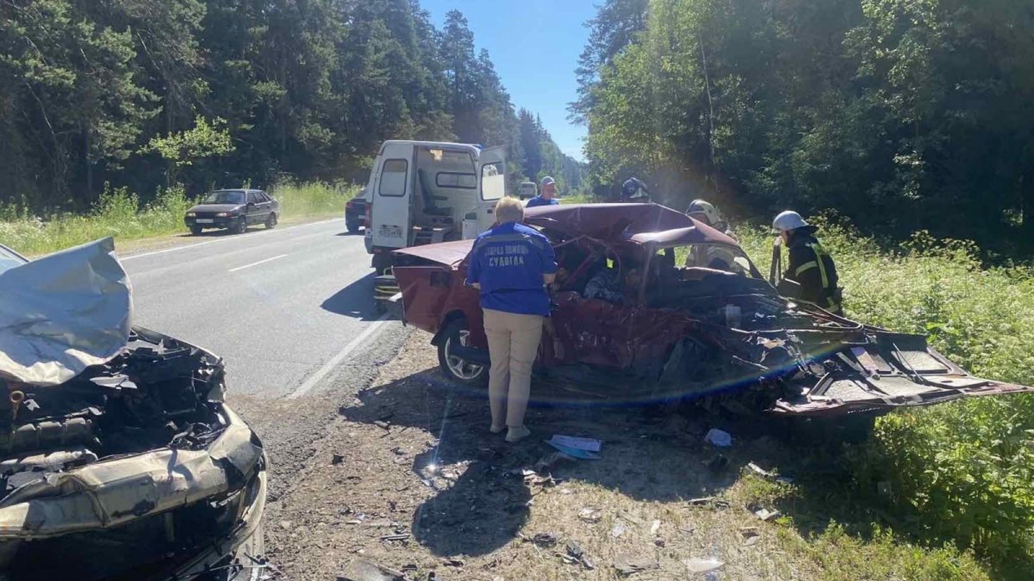 После массового ДТП во Владимирской области пострадавших извлекали из авто