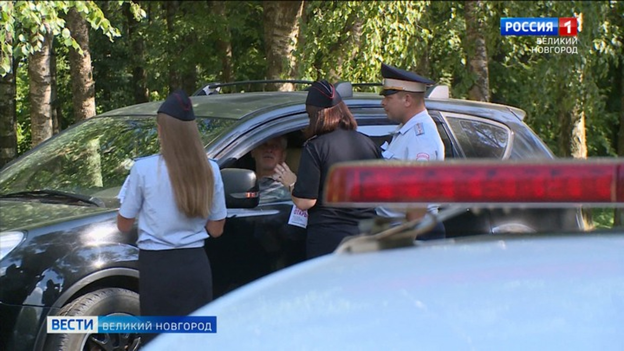 Сотрудники ГИБДД и инспекторы по делам несовершеннолетних провели в Кречевицах совместный профилактический рейд