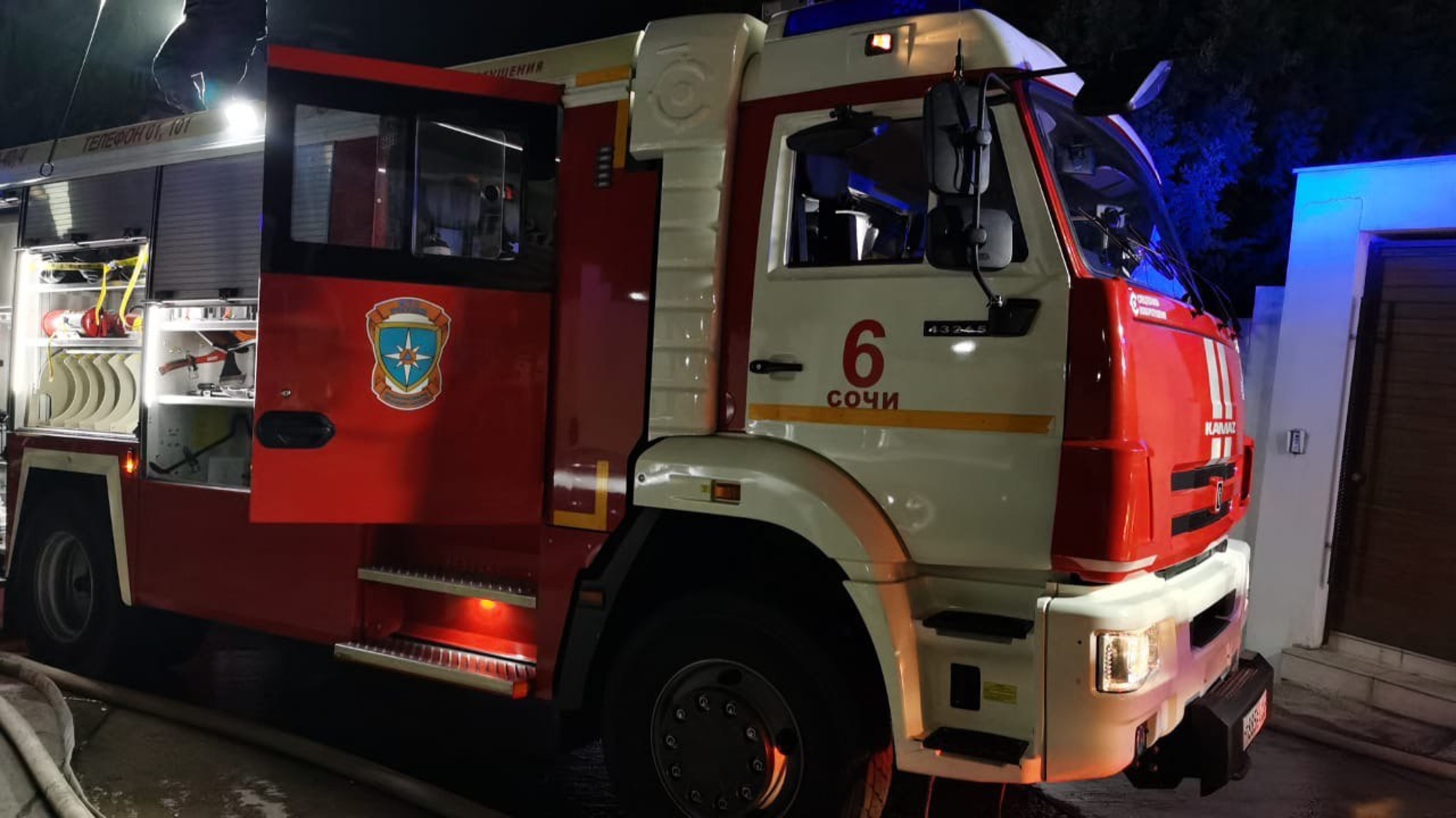 В Сочи полыхала крыша частного дома на 300 кв. м