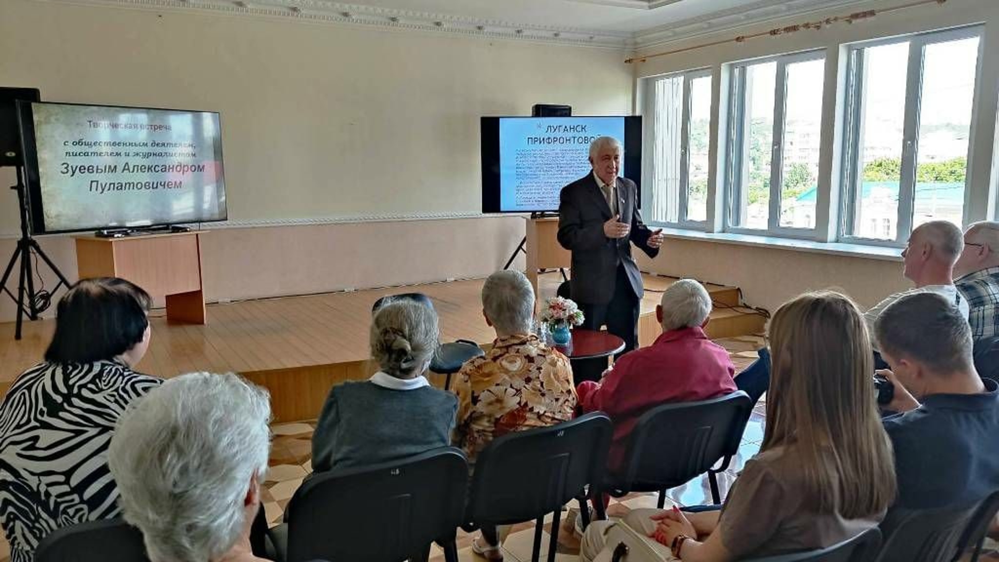 В библиотеке состоялась встреча с писателем Александром Зуевым