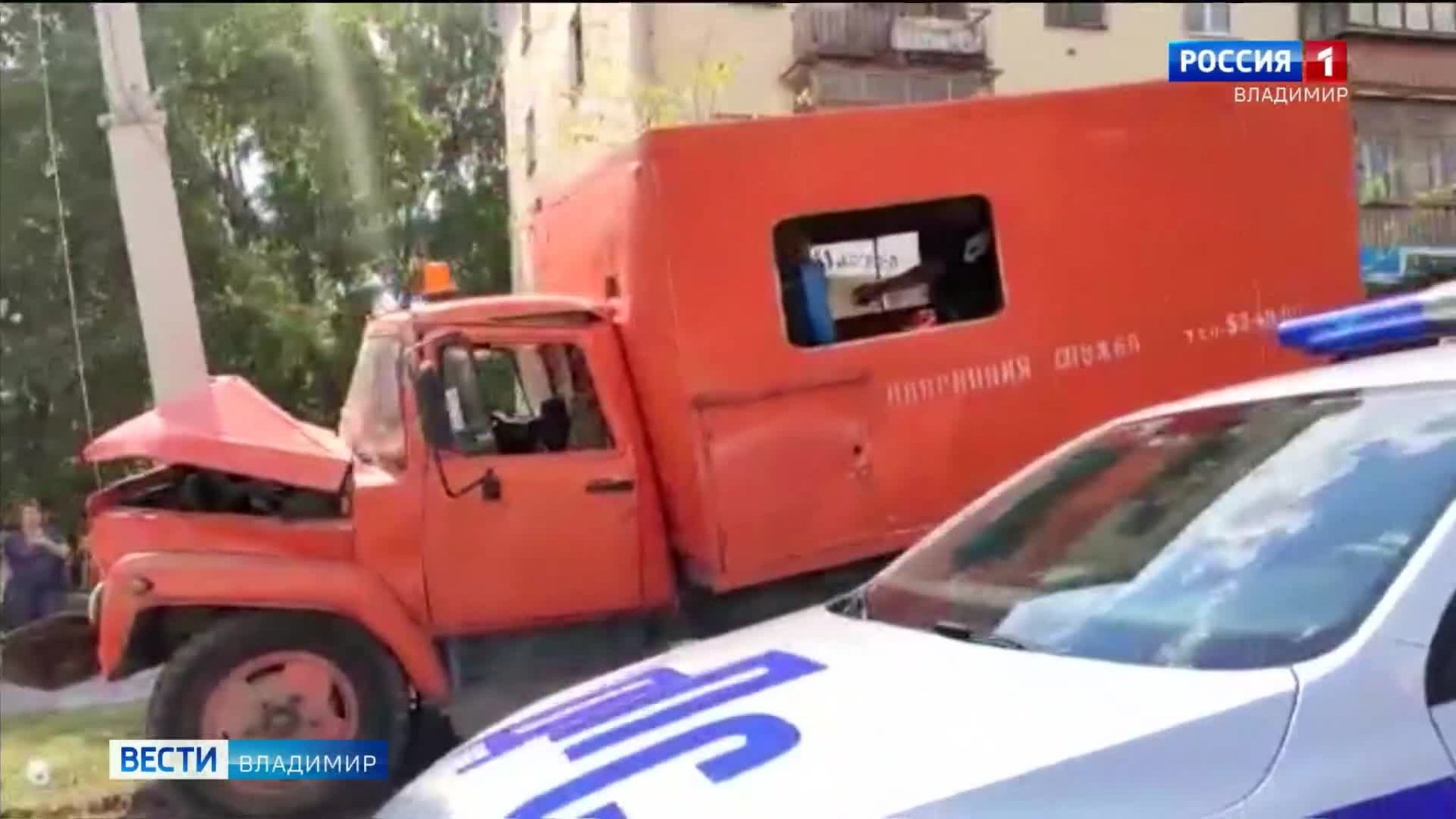 Во Владимире машина аварийной службы протаранила столб