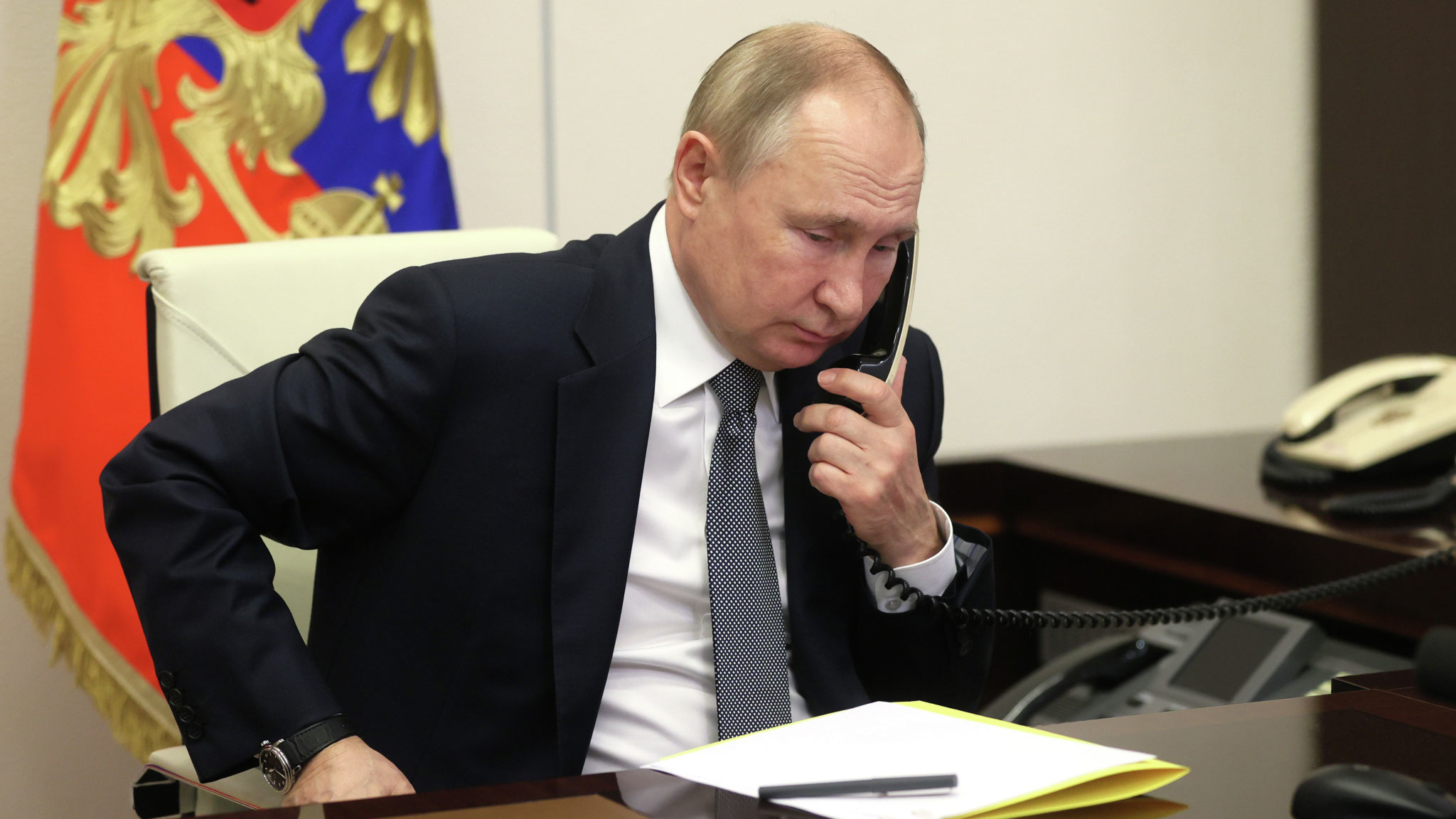 Путин провел телефонный разговор с эмиром Катара