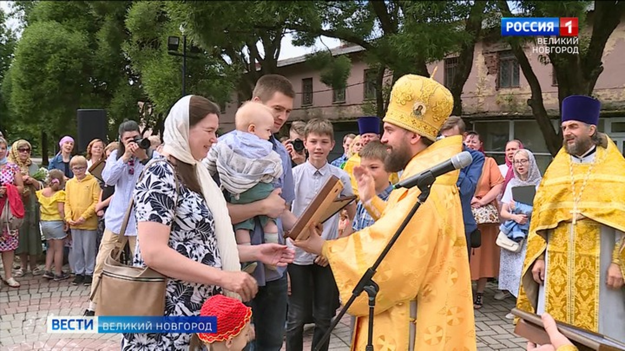 День Семьи, любви и верности в Новгородской области начался с божественной литургии и молебна в православных храмах
