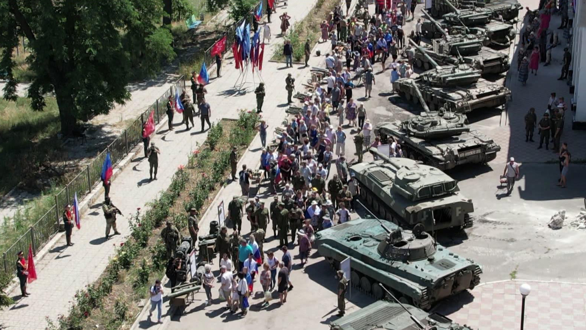 В Лисичанске показали брошенную ВСУ военную технику