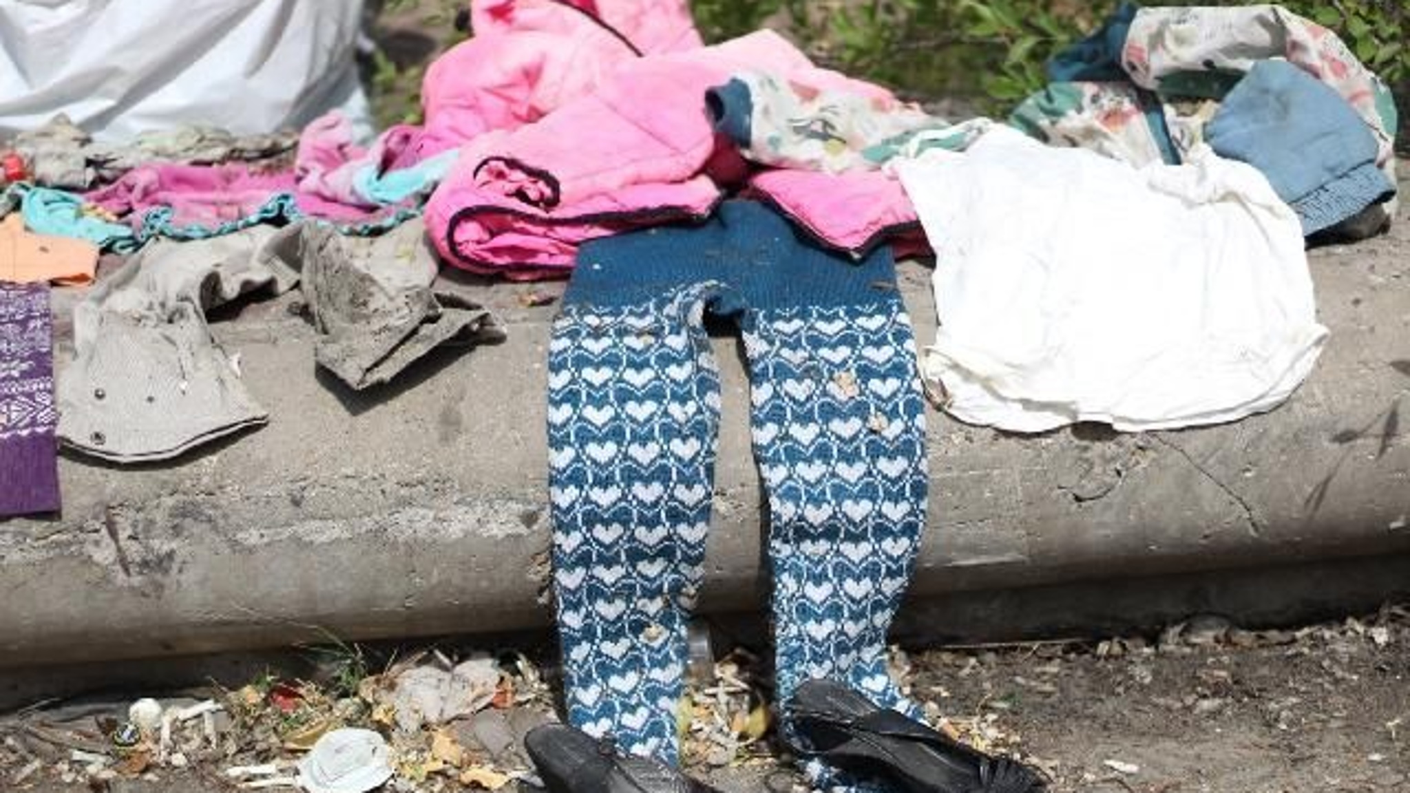 В Улан-Удэ выбрасывают ненужную детскую одежду на старом мосту