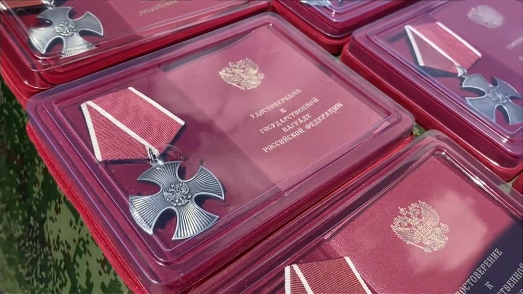 Лапин вручил государственные награды участникам освобождения ЛНР