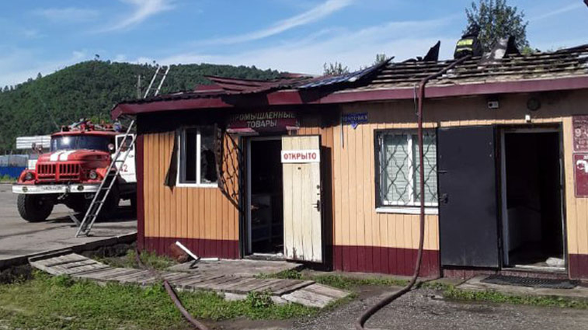 В благовещенской Новопетровке горел магазин промтоваров
