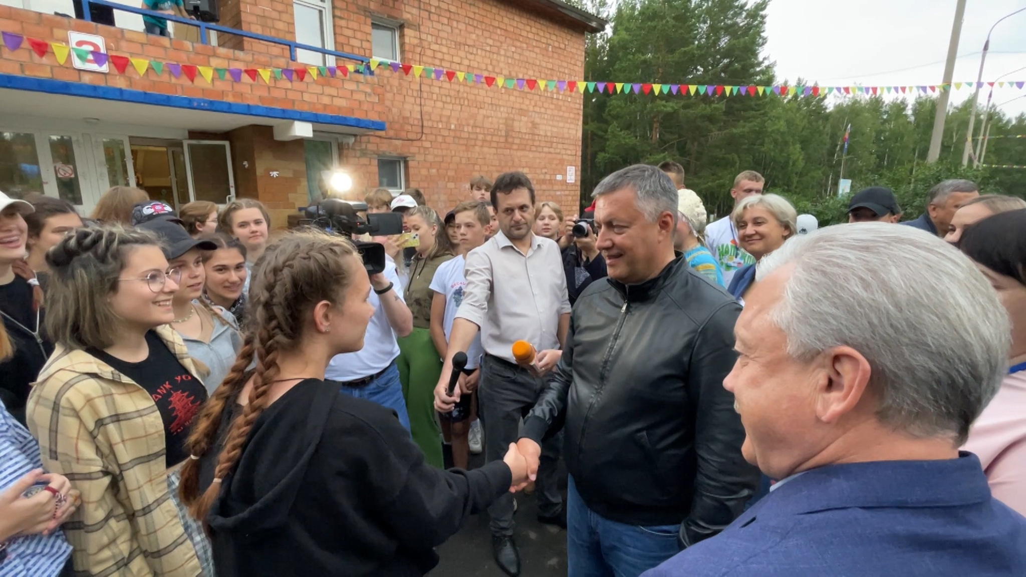 Игорь Кобзев посетил оздоровительный центр в Братске, а также проверил оснащение и состояние местных школ. Где планируется обновление ?