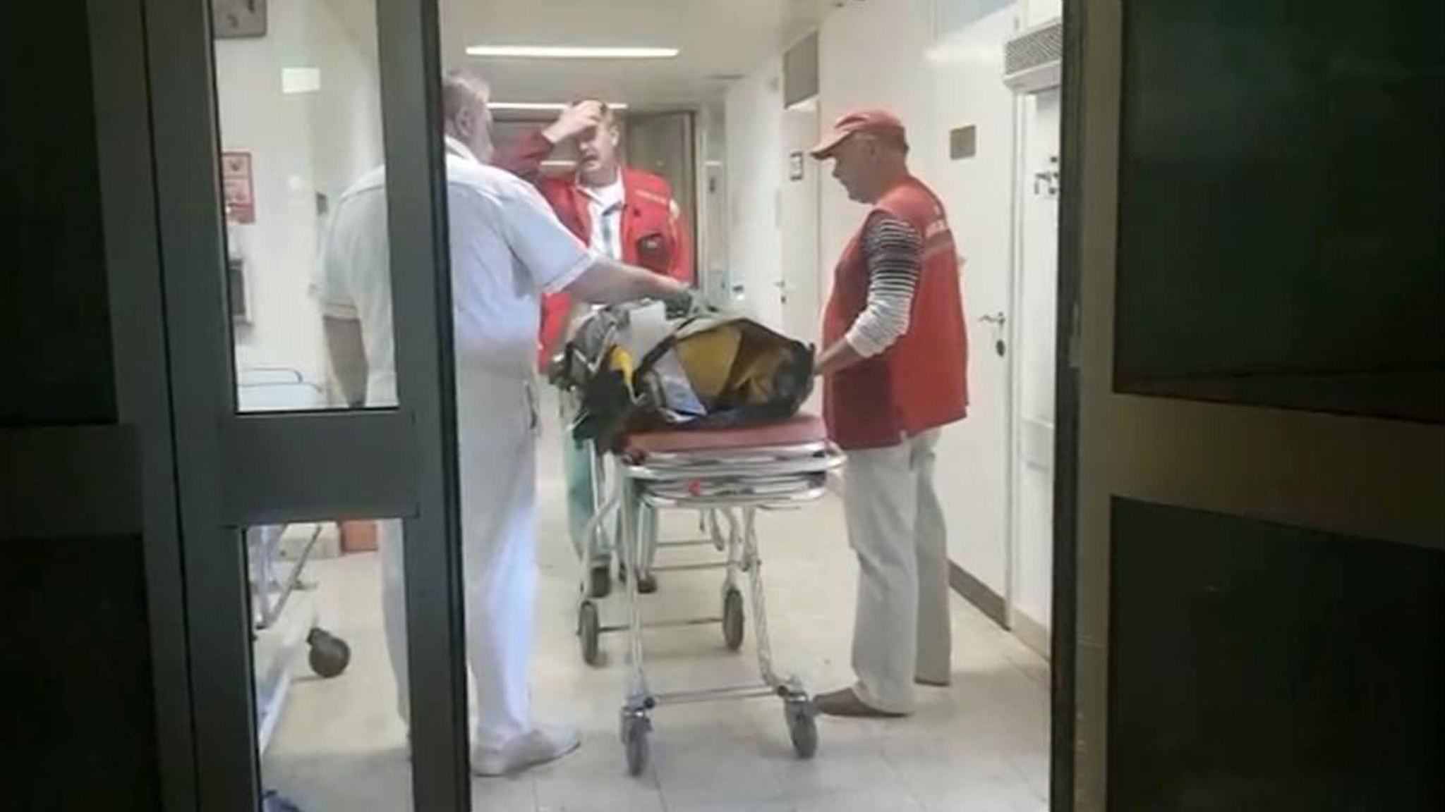 В Кузбассе врачи обследуют спасенного горняка