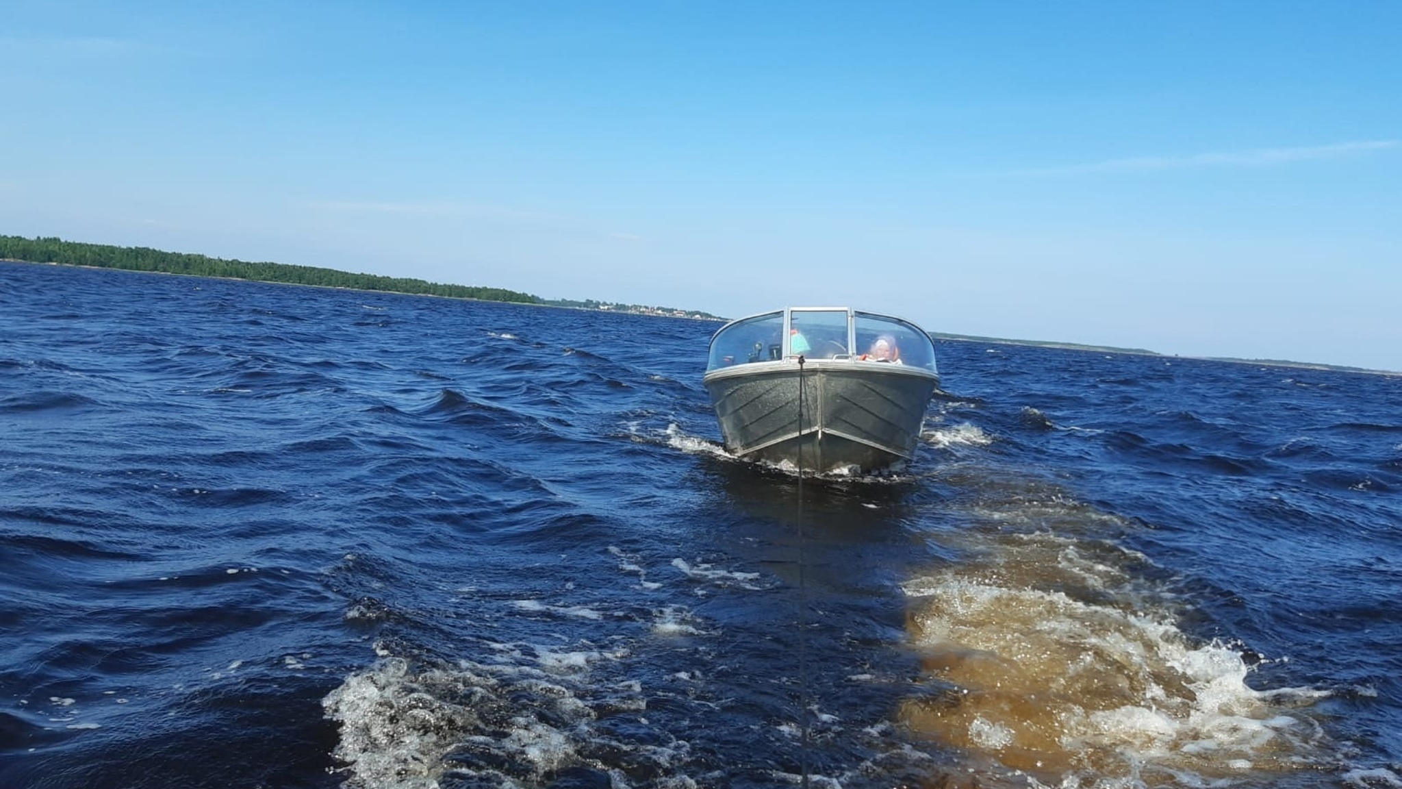 В Карелии спасли людей, которых на катере уносило в открытое море