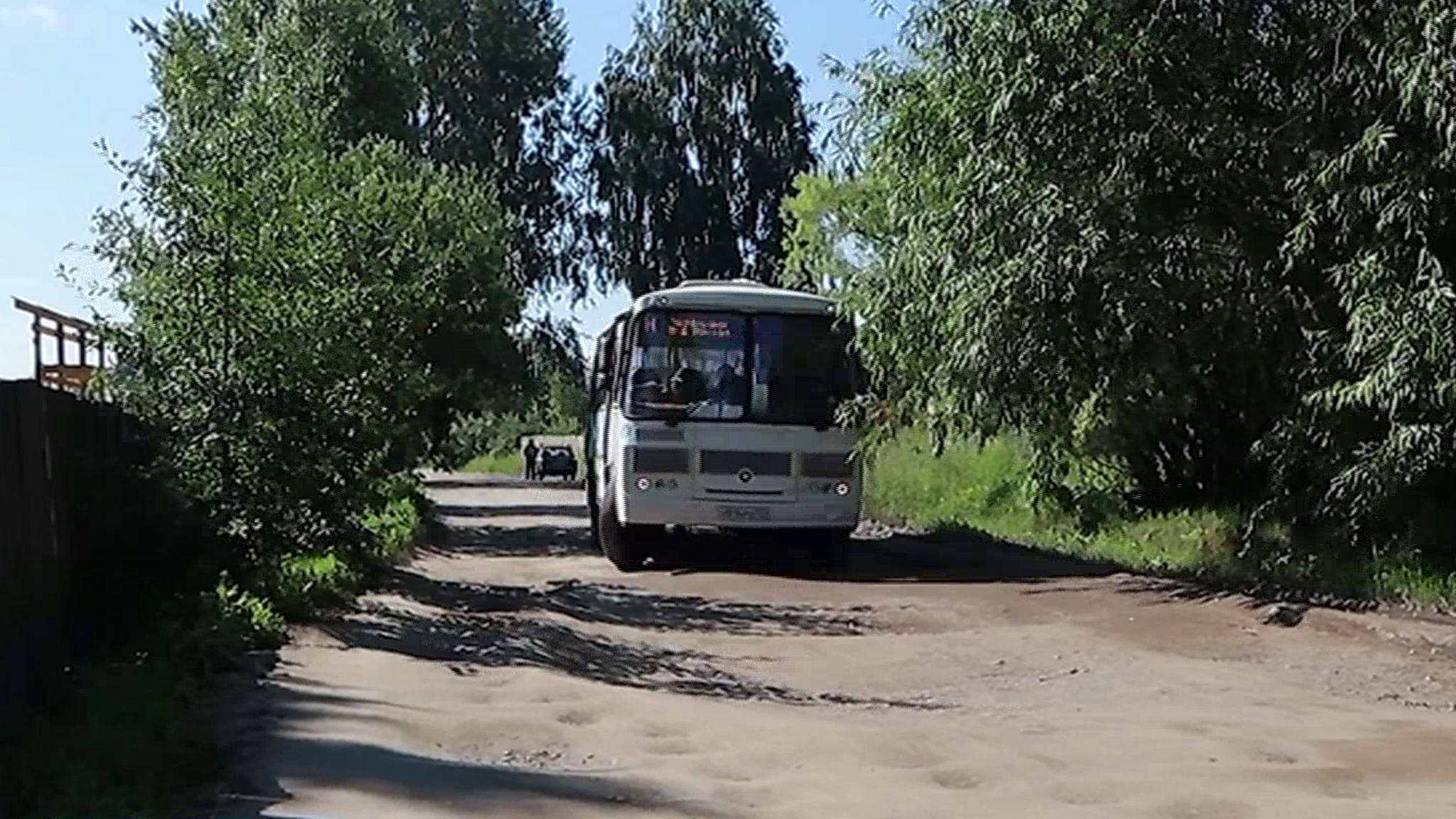 Полоса препятствий: дачникам Канского района приходится преодолевать разбитую дорогу на пути к участкам