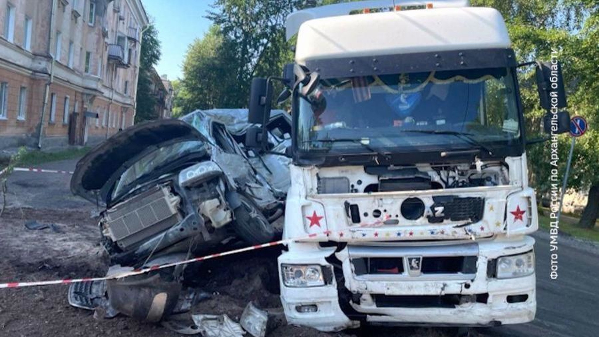 В Северодвинске водитель микроавтобуса пострадал в ДТП с грузовиком