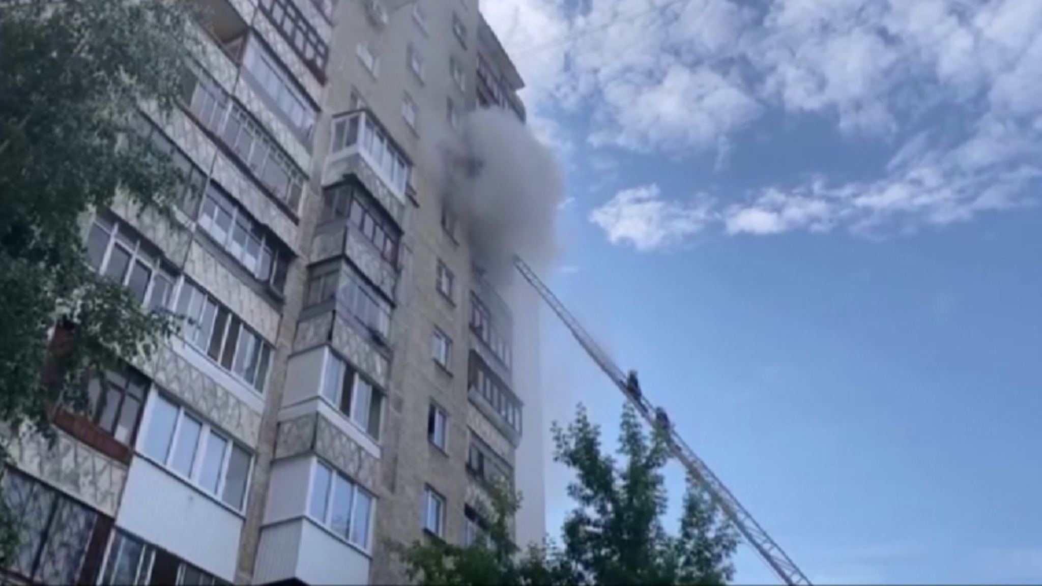 В Екатеринбурге в многоэтажном доме загорелись квартира и балкон