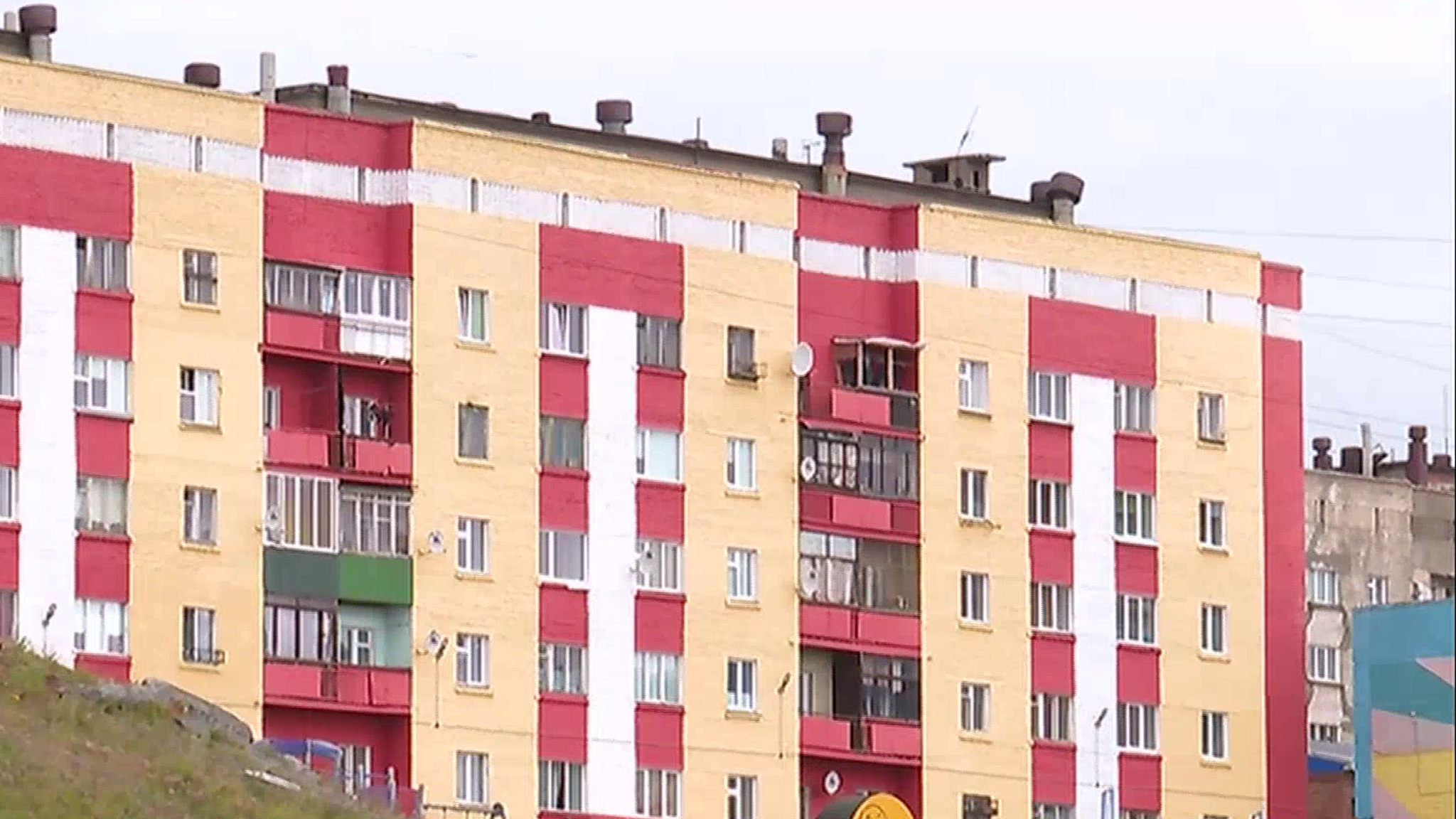 В Дудинке продолжают улучшать внешний вид старых домов