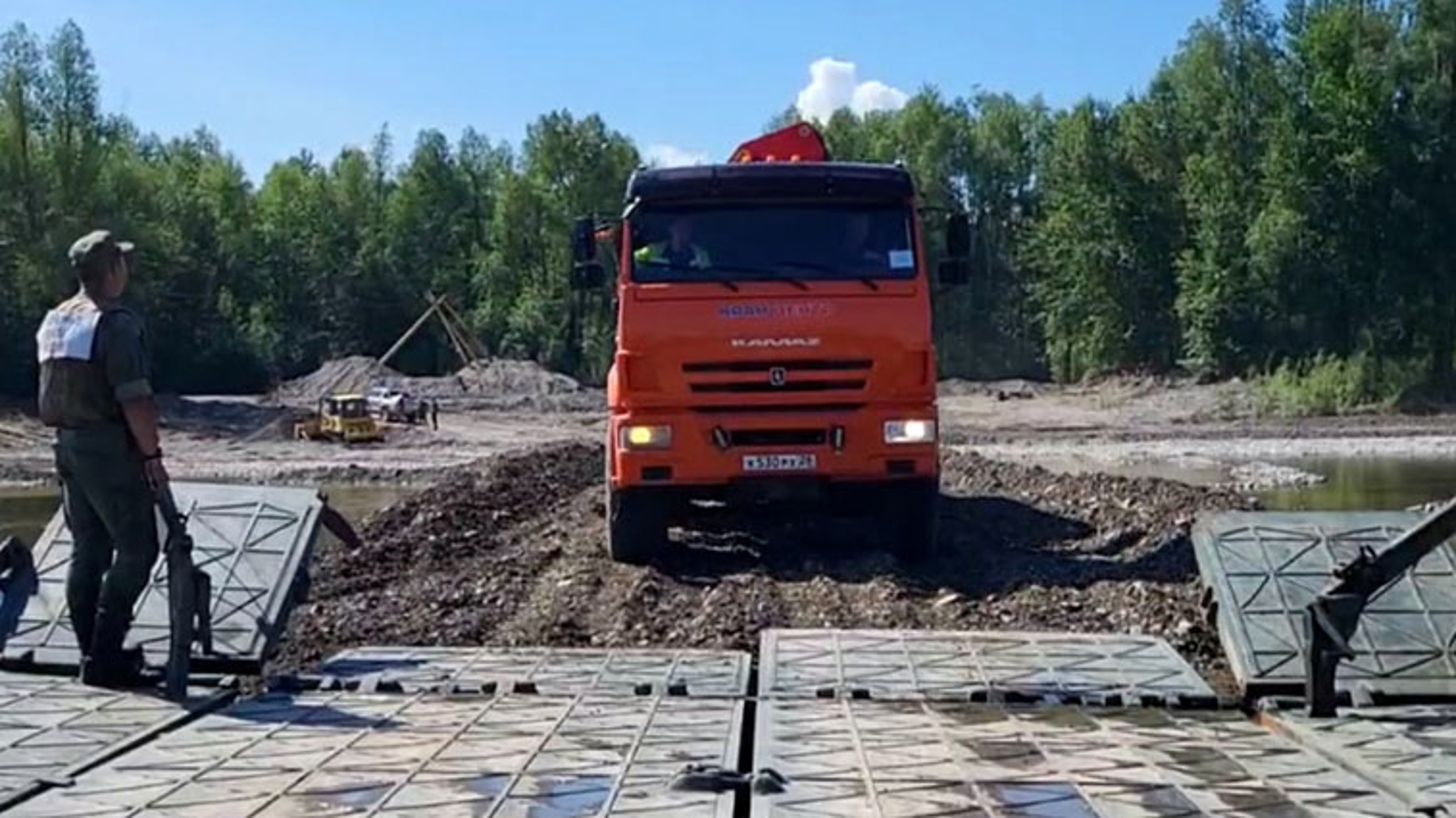 50 машин и 130 человек ежедневно перевозят по паромной переправе в Селемджинском районе