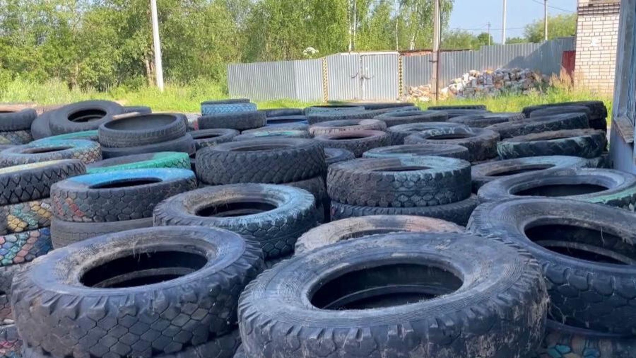 В Коряжме идет массовый сбор старых автомобильных покрышек