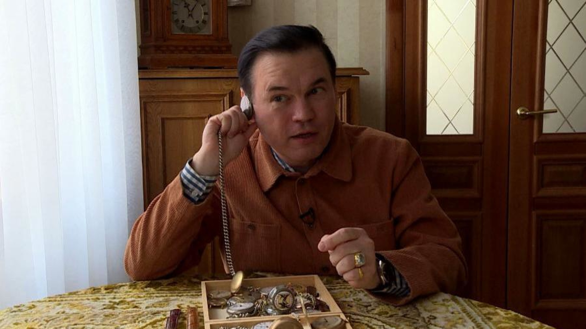Солист Поморской филармонии Игорь Перфильев собрал коллекцию старинных часов