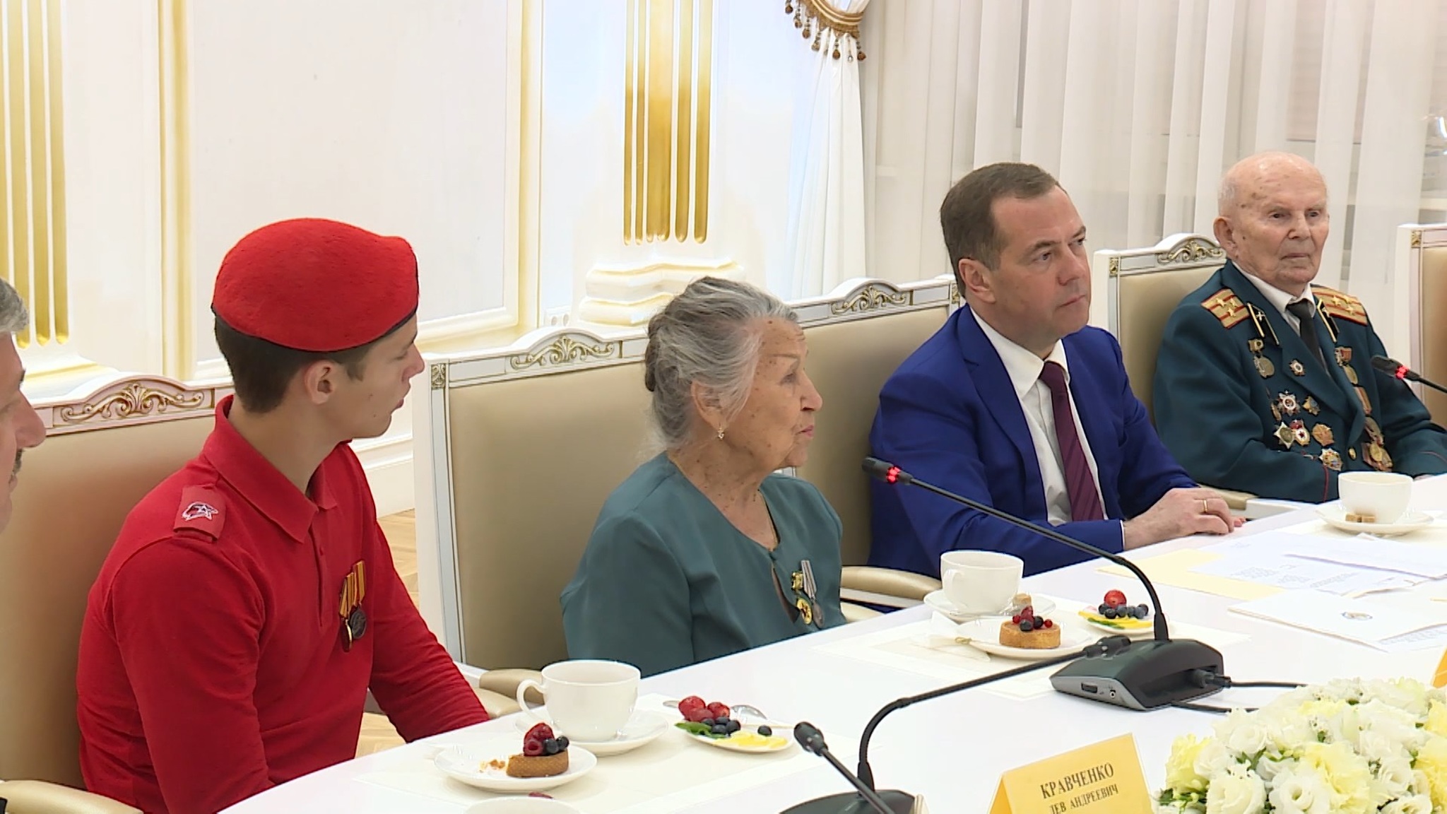 Дмитрий Медведев провел в Волгограде встречу с ветеранами