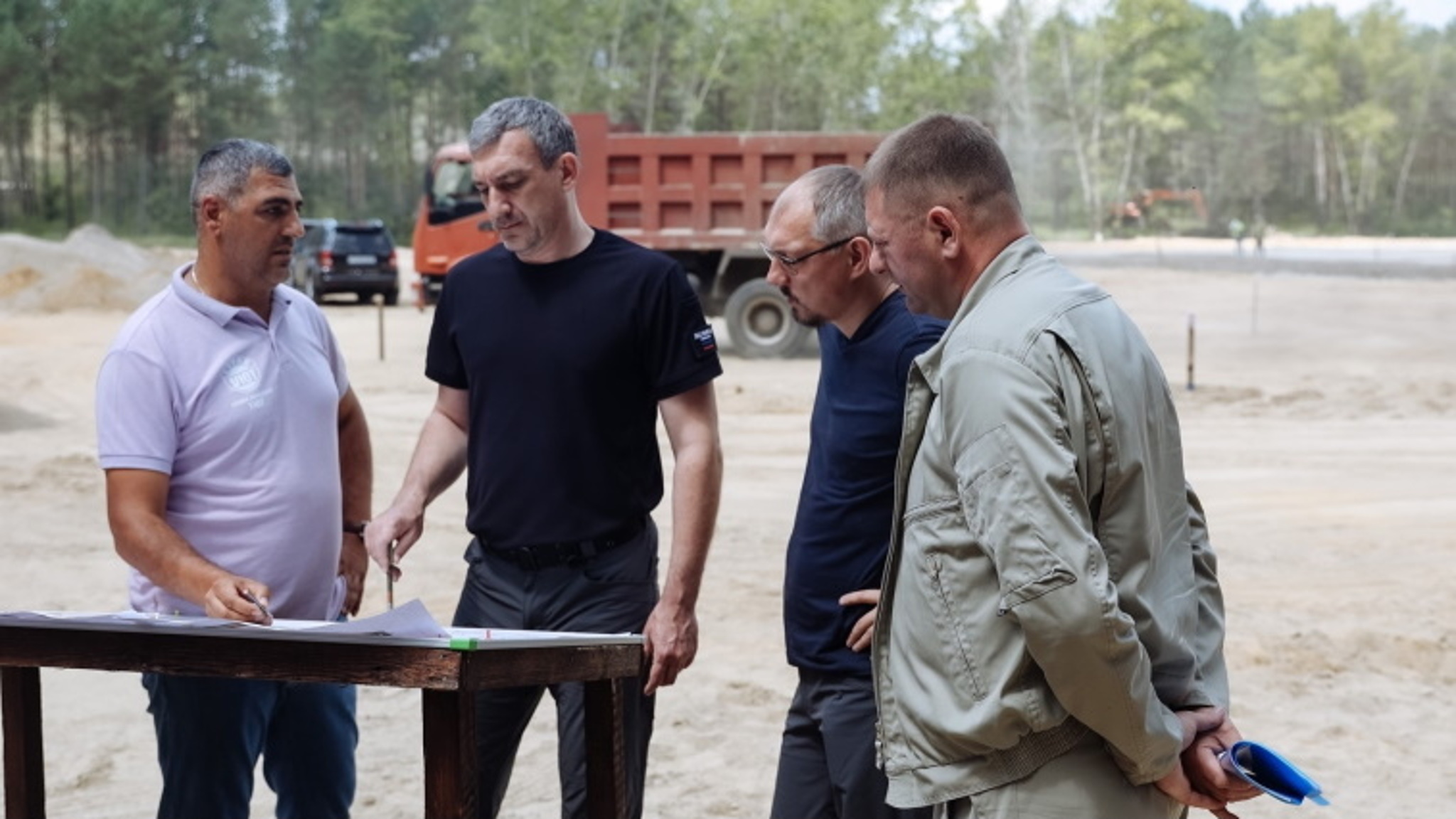 Дороги и футбольное поле начали делать в патриотическом центре «Авангард»