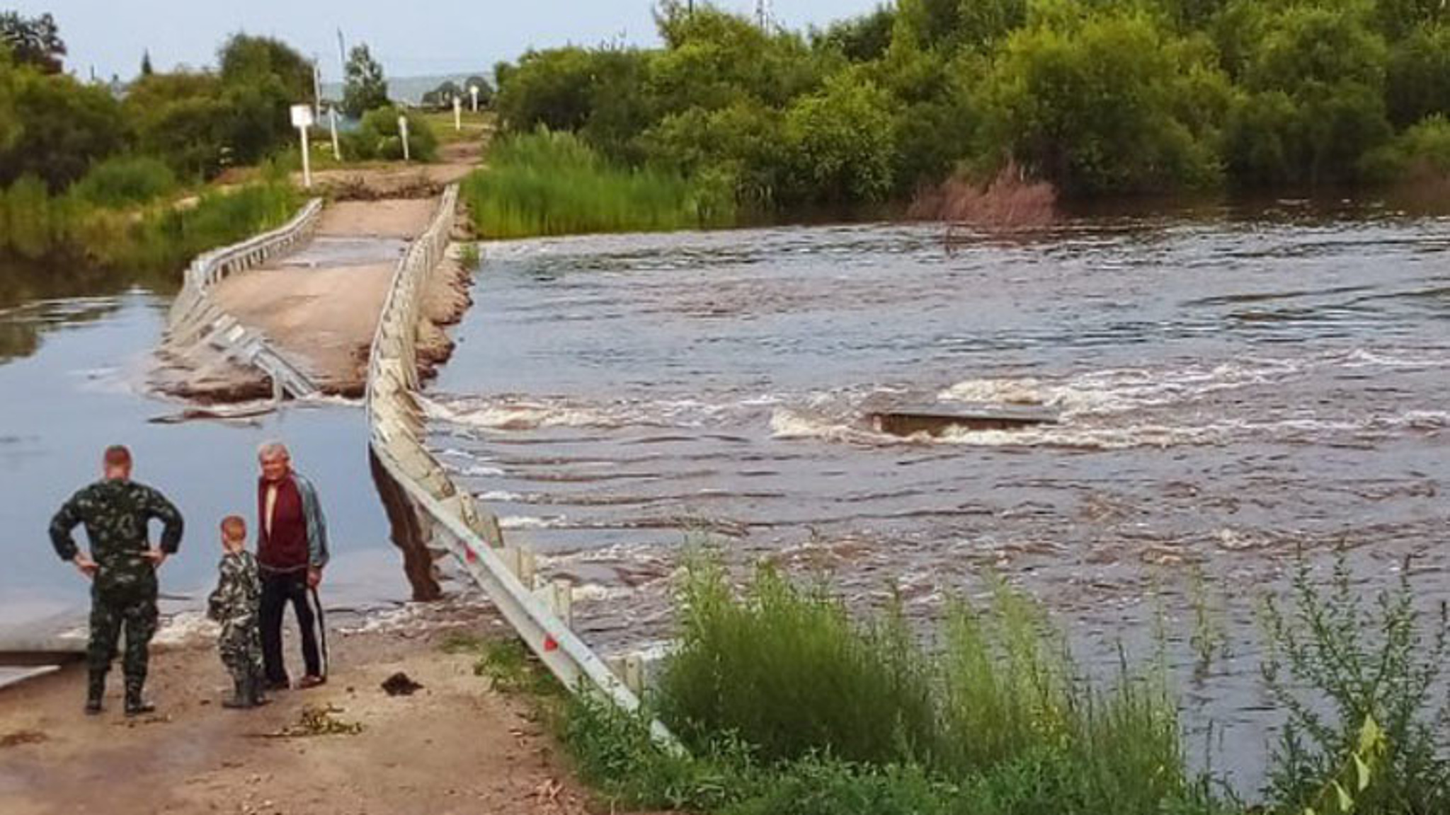 В селах Ушаково и Марково затоплены участки дорог местного значения