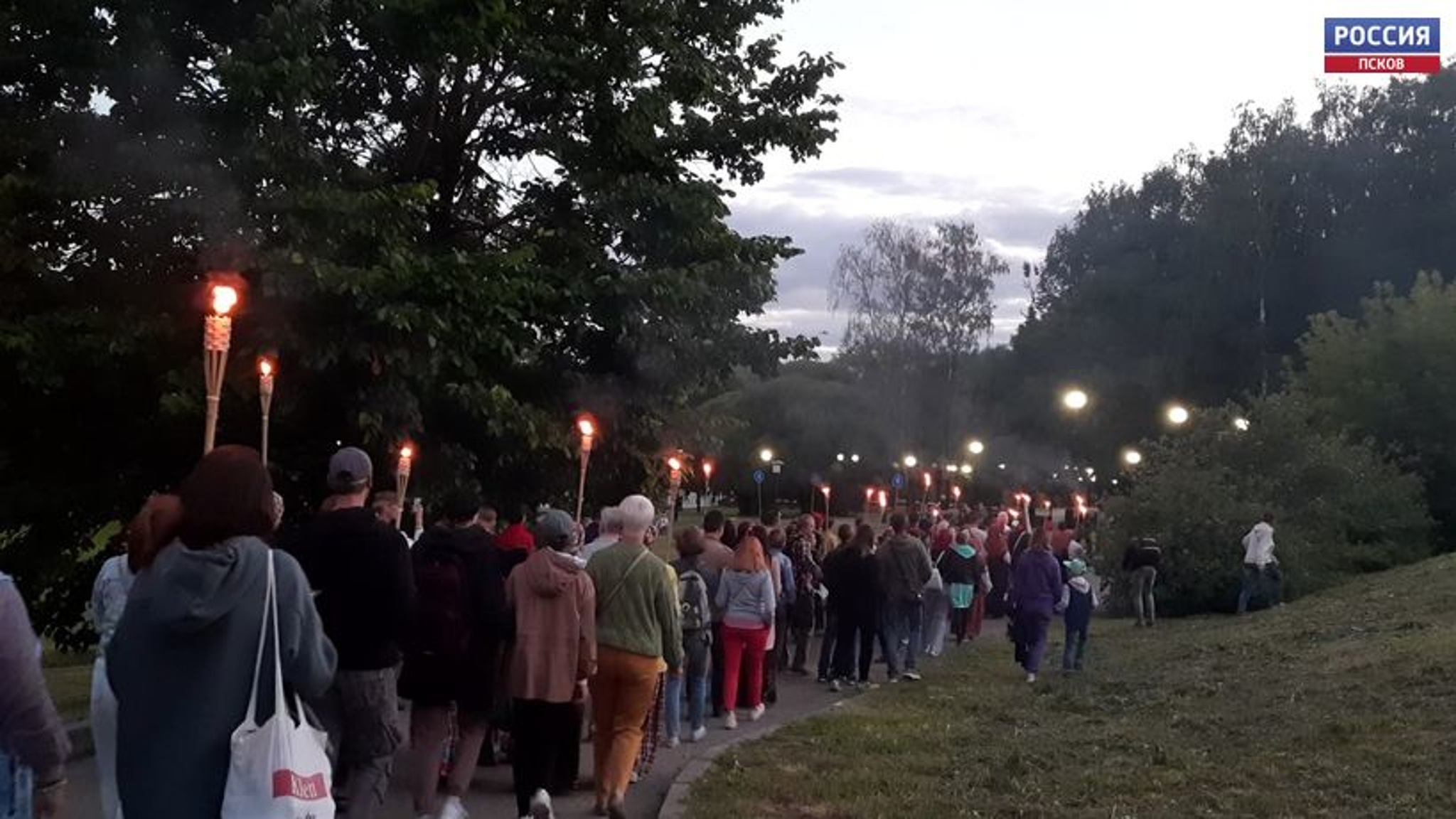 На берегу Псковы в выходные прошел "фольклорный парад" с факельным шествием